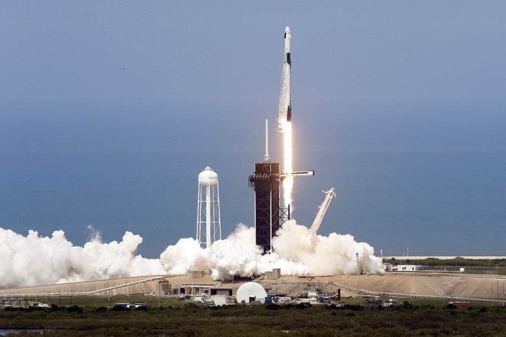 ルーカス・グラビールのインスタグラム：「Finally some good news! Historical flight today @spacex and @nasa working together to put two Americans into space and eventually the #internationalspacestation. So far, everything has gone smoothly. So incredible to watch this live!」