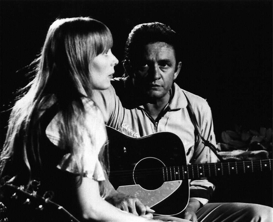 ケヴィン・ベーコンさんのインスタグラム写真 - (ケヴィン・ベーコンInstagram)「Johnny and Joni. “Nobody knows nobody sees / Nobody knows but me.” Being a romantic, I’ve always loved the song “The Long Black Veil.” It’s a bit dark, but it’s full of love. And a little love is what gets us through. Photo by the great #GrahamNash #JohnnyCash #JoniMitchell」5月31日 5時00分 - kevinbacon