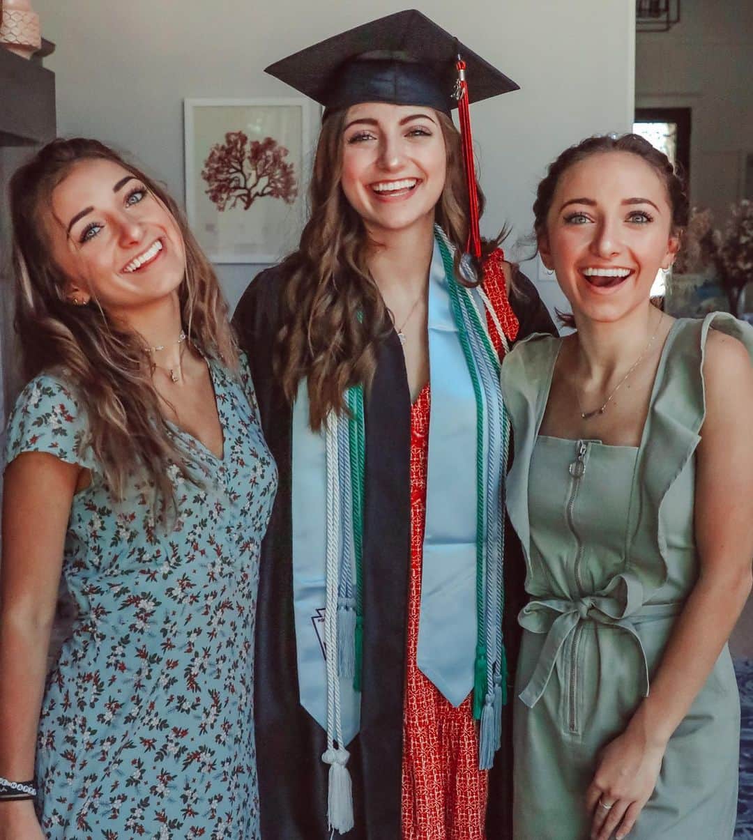 Brooklyn and Baileyさんのインスタグラム写真 - (Brooklyn and BaileyInstagram)「Kamri has officially graduated! It feels like yesterday we were seniors in high school, and now she is off to college. Congrats @kamrinoel 🙌🏼❤️」5月31日 5時06分 - brooklynandbailey