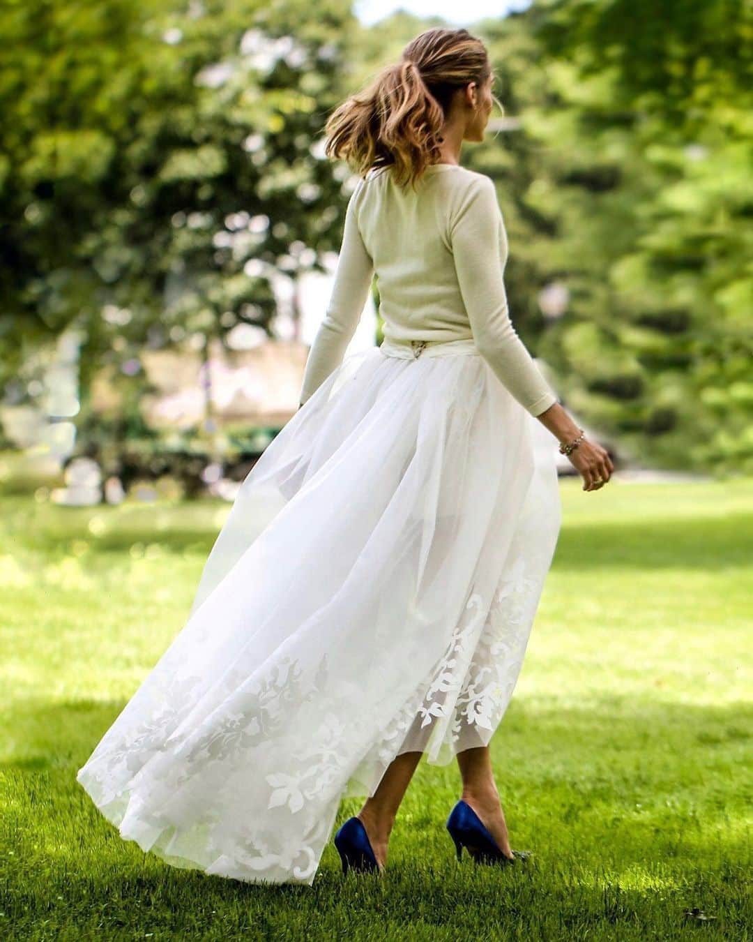 オリヴィア・パレルモのインスタグラム：「With June right around the corner, I’ve spent a lot of time thinking about what is traditionally wedding month 👩‍❤️‍👨💒🎊 and the impact current events have had on so many brides 👰  This got me reminiscing on my own big day and while I had the fortune to choose an unconventional wedding outfit, a lot of brides are being forced to reconsider their wedding day attire 👗  For the first time, I am sharing details into my wedding look in the hopes that it may just be a little bit of inspiration for any of you! 💖  Link in bio.」