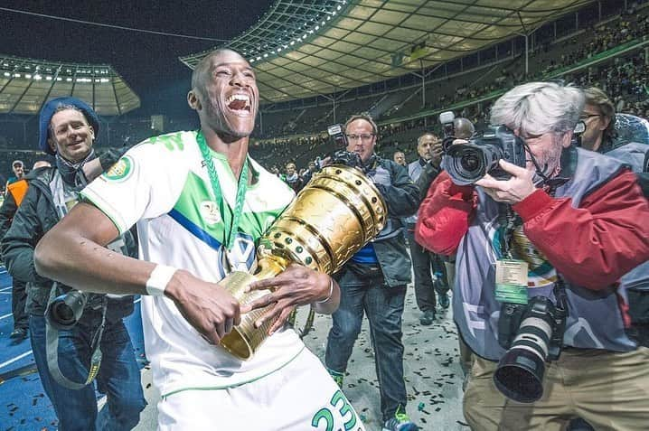 ジョシュア・ギラヴォギのインスタグラム：「Heute vor 5 Jahren haben wir den DFB Pokal geholt. Das verdiente Geschenk für eine tolle Saison. Das war und bleibt einer der besonderen Momente in meiner Karriere. @vfl.wolfsburg」