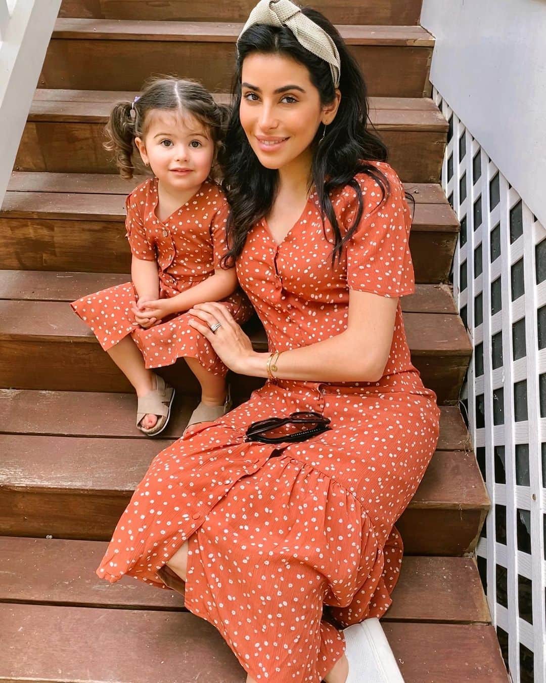 Sazan Hendrixさんのインスタグラム写真 - (Sazan HendrixInstagram)「I love a twinning moment with my mini 🧡Hope you all are having a lovely Saturday! We took the entire family (and Jon!!) to see the new house renovations today & while we were there on the porch, we spotted a sweet little visitor nearby! ✨ #teenyfreakedout #shelovedit #mommyandme」5月31日 5時15分 - sazan