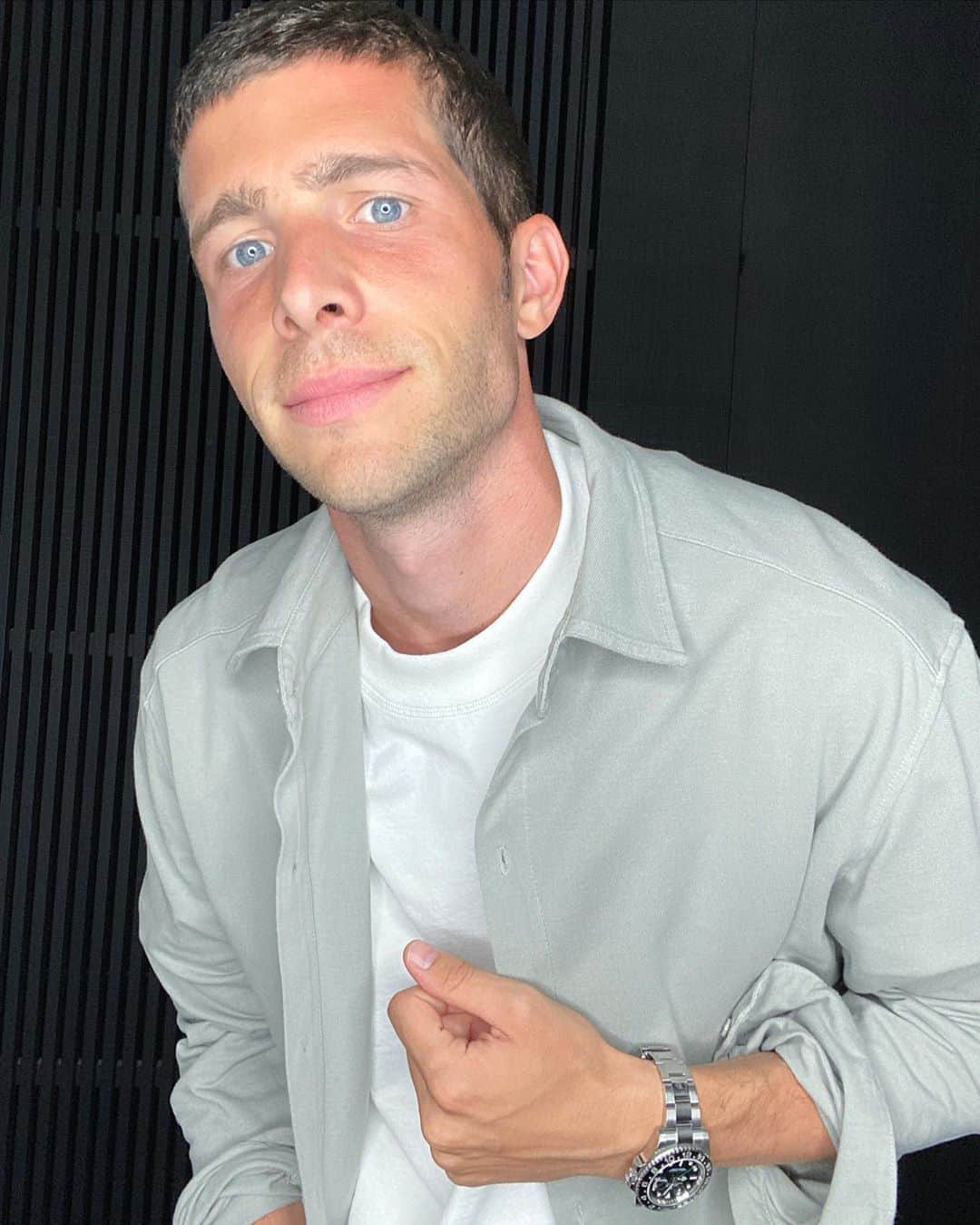 セルジ・ロベルトのインスタグラム：「Dressing up to stay at home🤣  What about you?」