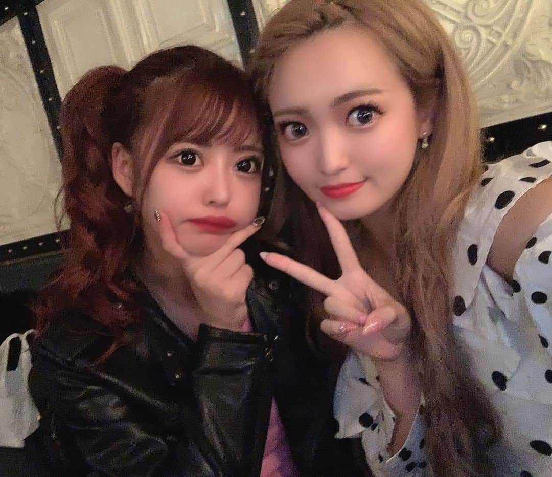 のインスタグラム：「りおりおりおりお〜🌟🌟🌟 お誕生日おめでとう(((o(´･ω･`)o)))💙💚💛💜❤💗💖 りおちゃんとは気づいたら仲良くて、たくさんいろんなとこ行ったり、話したり、電話したり、思い出たくさんある！！！(笑) バーレスク卒業しても仲良しだし、これからもいろんなとこいっていろんな話しようね！ぴんくとみずいろコンビ🦋🎀🦋🎀🦋🎀 . . . . @rio_mizuiro .  #burlesquetokyo #バーレスク東京 #スーパーバーレスク  #gogodancer #dancer  #roppongi #六本木  #私服  #歌舞伎町  #gogo #ダンサー #笑顔 #smile #キャバ嬢 # #ギャル #大人可愛い #likeforlikes #japanesegirl  #ootd #仲良し #水色向上委員会 #お誕生日おめでとう」
