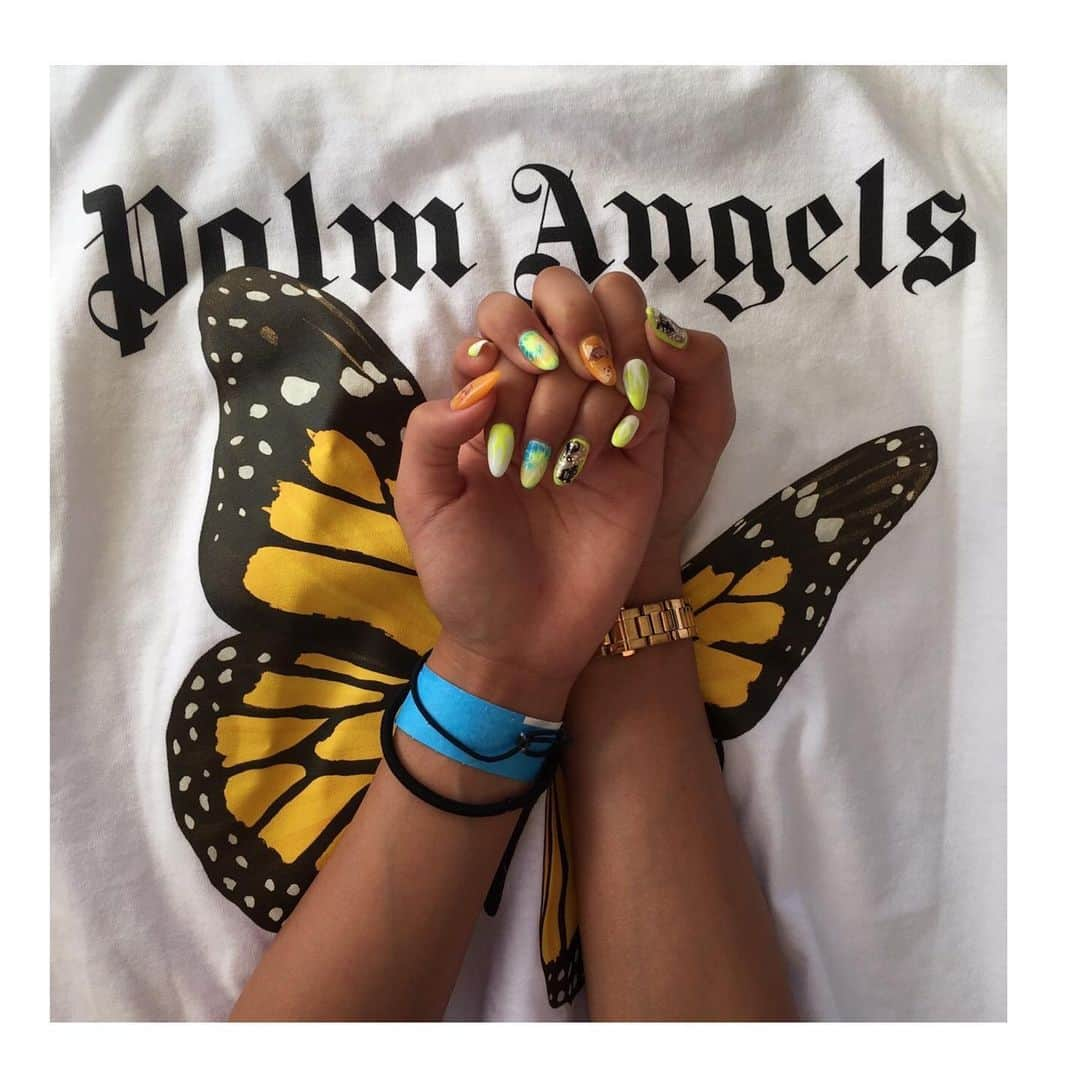 石垣千菜美さんのインスタグラム写真 - (石垣千菜美Instagram)「New nail💅 Palm Angels nail🦋 今回はこってもらってめっちゃかわいいネイルにしてもらった🤔💭❤️ いつもありがとうございます🙃  @nailsgogo 03-5728-4343  渋谷センター街ZARA目の前3階  朝10時から22時まで営業✨  #ネイリスト募集 してたよ😊 #スカルプネイル  #ジェルネイル  #egg #egg復活 #石垣千菜美 #石垣ちなみ #eggモデル #eggガール #ギャル #黒ギャル」5月31日 16時15分 - chi_nami.1108