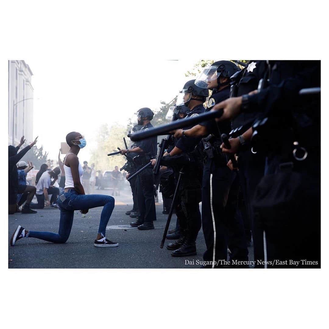 レナ・ヘディのインスタグラム：「In San jose , California @daisugano took this powerful image, brave female protester takes a knee in front of police. I am with you, there are countless voices and hearts with you. We are waking up, we hear you and see you, rightful anger. Things will change. They have to change. We will raise our children to move differently in the world. #blacklivesmatter #georgefloyd #amaudarbery #breonataylor #fucktrump」