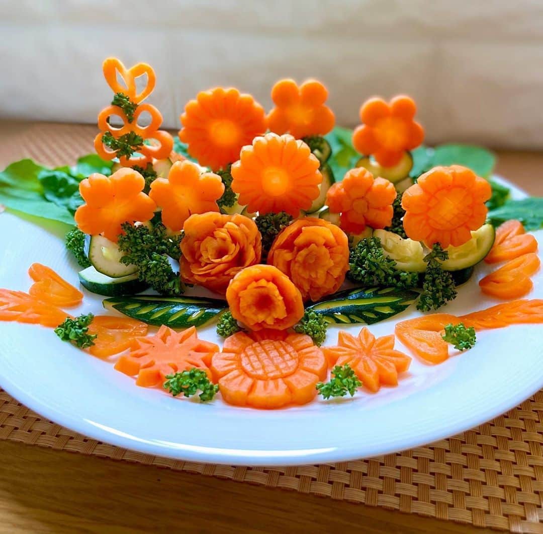 にしおかすみこさんのインスタグラム写真 - (にしおかすみこInstagram)「#暇サラダ #花サラダ にんじんとズッキーニのピクルス。 後はパセリとルッコラを散らして。 #にんじん まあまあの分厚さ。生で塊で食べるの嫌だなぁ。。とピクルスにしてみた。良い気がする☺️ #ボリボリ #つまみ食い お皿に飾る分が足らなくなる前に写真を撮った✨😑 #ピクルス #食卓に花束を😊」5月31日 14時42分 - nishioka_sumiko
