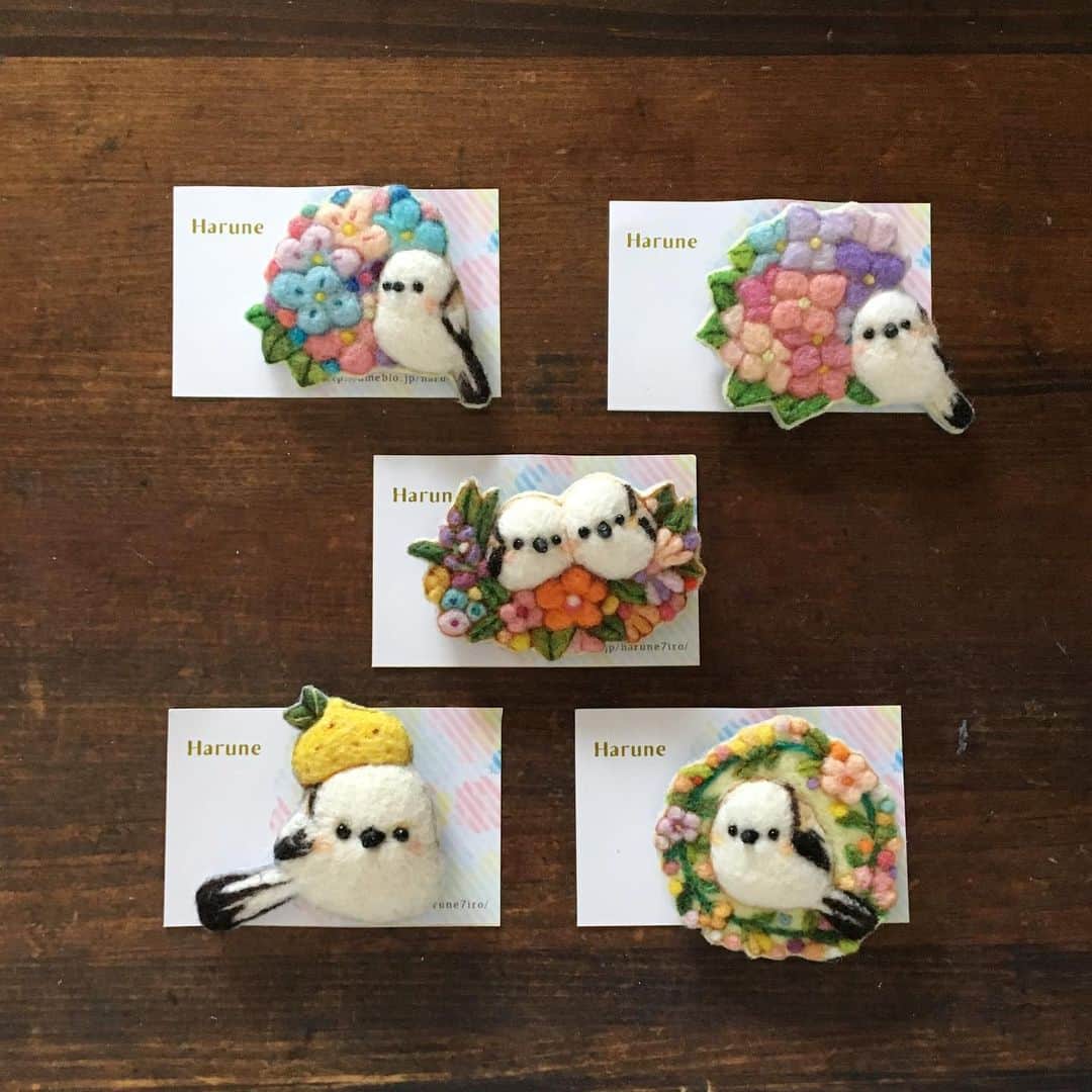 TRUNKさんのインスタグラム写真 - (TRUNKInstagram)「@harune7iro  haruneさんからお届けいただいた 羊毛フェルトのブローチたち❤︎ かわいいコがいっぱいです。  お花シリーズが沢山で気持ちが明るくなります。 人気のシマエナガシリーズもとってもかわいい。 パンダさんも、カメレオンやワニさん。 どのコもホッコリとあったかくなる作品です。  フレンチブルちゃんがパンダです！と紛れているところも、笑。 かわいいっ！  丁寧な針仕事。 圧巻です！  通販対応させていただきますので、気になるコがいましたら お問い合わせください^ ^  #広島#雑貨屋#ショップ#宮島＠trunk宮島#羊毛フェルト#ブローチ」5月31日 14時44分 - trunk2007