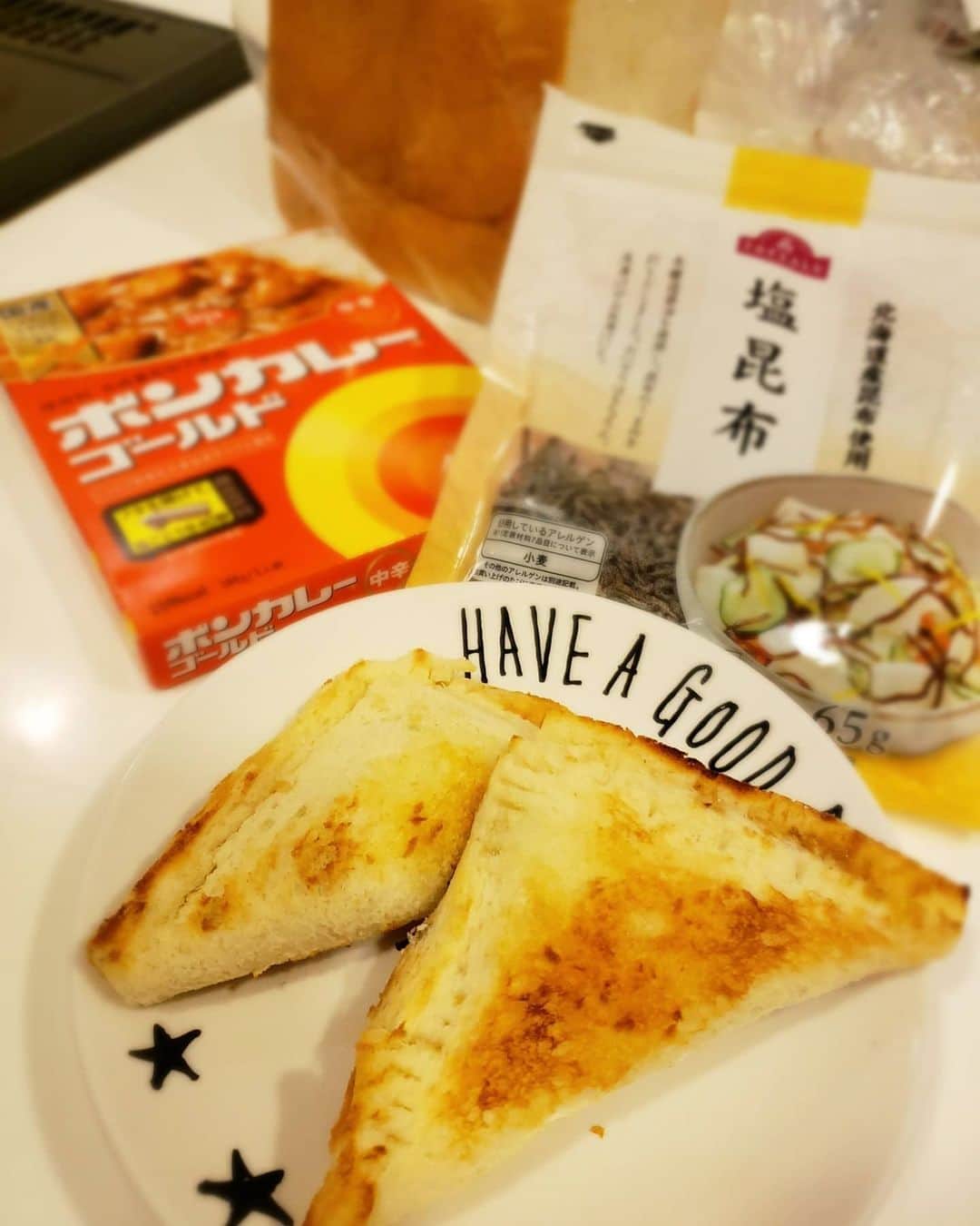 佐藤純さんのインスタグラム写真 - (佐藤純Instagram)「春日部にあるパン屋さん🍞﻿ ﻿ コッペ❤﻿ ﻿ いろんな食パンがあるけど…私はコッペの食パンが一番好き‼️﻿ ﻿ 何もつけないで、そのままでも十分美味しいけど、﻿ ﻿ 今朝は、めんたいチーズパンに。﻿ ﻿ めんたいこにマヨネーズを混ぜて、チーズをのせて焼いたら、刻みのりをのせるだけ。﻿ ﻿ いつも、食パン半分しか食べない娘も今日は2枚食べたよ🍞😋﻿ ﻿ ﻿ ﻿ ﻿ 写真2枚目は、バナナチーズトースト🍌﻿ ﻿ チーズとバナナって合うんだよ😉﻿ ﻿ 焼けたら、メイプルシロップと粉砂糖をかけると美味しいよ💕﻿ ﻿ ﻿ ﻿ ﻿ 写真3枚目は、以前テレビで見た｢お家で簡単にできるカレーパン｣  レトルトカレーに少しの塩昆布を乗せて、半分におって、フォークの先で、ギュッギュッとパンの耳を潰しでとめます。  バターを塗って、パン粉を少しだけ乗せて焼いたら、サクサクのカレーパンの出来上がり‼️ カレーパン大好き～❤ #春日部 #食パン #パン屋 #コッペ #めんたいチーズパン #バナナチーズトースト #カレーパン #大好き #朝ご飯 #ママ#ママモデル #モデル #mama #mamamodel #model ﻿」5月31日 14時49分 - junsatoidea