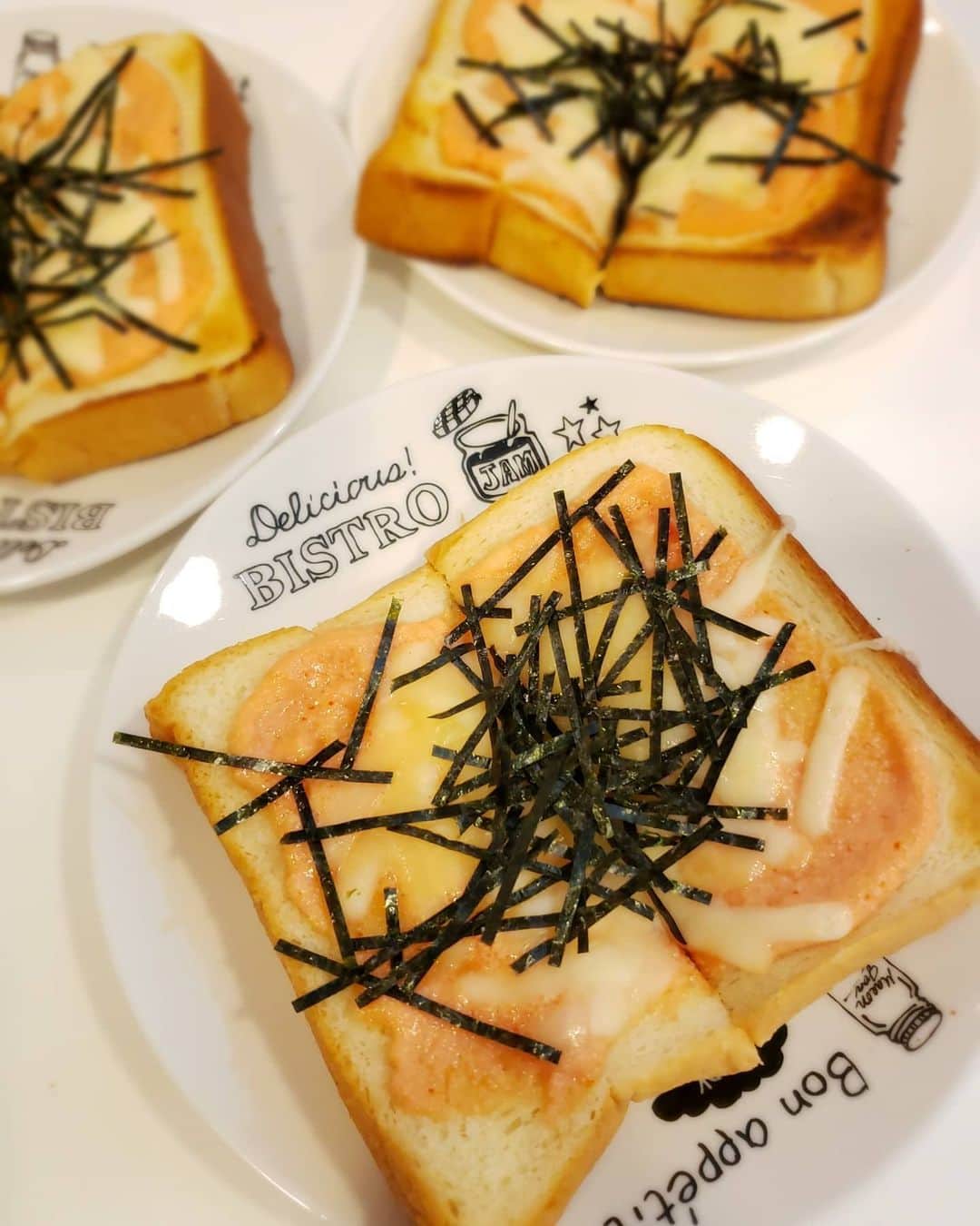 佐藤純さんのインスタグラム写真 - (佐藤純Instagram)「春日部にあるパン屋さん🍞﻿ ﻿ コッペ❤﻿ ﻿ いろんな食パンがあるけど…私はコッペの食パンが一番好き‼️﻿ ﻿ 何もつけないで、そのままでも十分美味しいけど、﻿ ﻿ 今朝は、めんたいチーズパンに。﻿ ﻿ めんたいこにマヨネーズを混ぜて、チーズをのせて焼いたら、刻みのりをのせるだけ。﻿ ﻿ いつも、食パン半分しか食べない娘も今日は2枚食べたよ🍞😋﻿ ﻿ ﻿ ﻿ ﻿ 写真2枚目は、バナナチーズトースト🍌﻿ ﻿ チーズとバナナって合うんだよ😉﻿ ﻿ 焼けたら、メイプルシロップと粉砂糖をかけると美味しいよ💕﻿ ﻿ ﻿ ﻿ ﻿ 写真3枚目は、以前テレビで見た｢お家で簡単にできるカレーパン｣  レトルトカレーに少しの塩昆布を乗せて、半分におって、フォークの先で、ギュッギュッとパンの耳を潰しでとめます。  バターを塗って、パン粉を少しだけ乗せて焼いたら、サクサクのカレーパンの出来上がり‼️ カレーパン大好き～❤ #春日部 #食パン #パン屋 #コッペ #めんたいチーズパン #バナナチーズトースト #カレーパン #大好き #朝ご飯 #ママ#ママモデル #モデル #mama #mamamodel #model ﻿」5月31日 14時49分 - junsatoidea