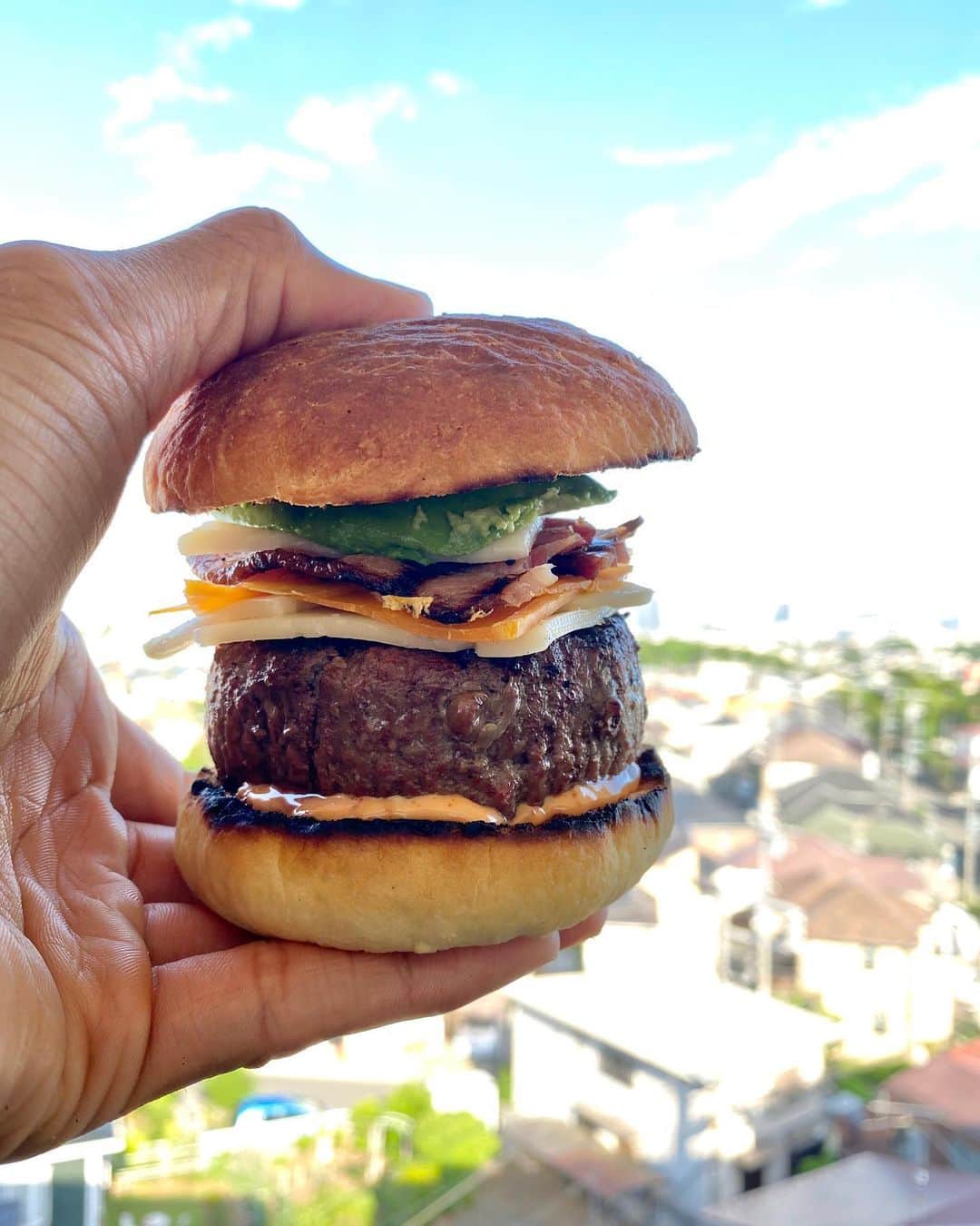 カルフィン・ヨン・ア・ピンのインスタグラム：「Home made burgers (including the bread) Everyone loved it except one hater 🤪🤪」