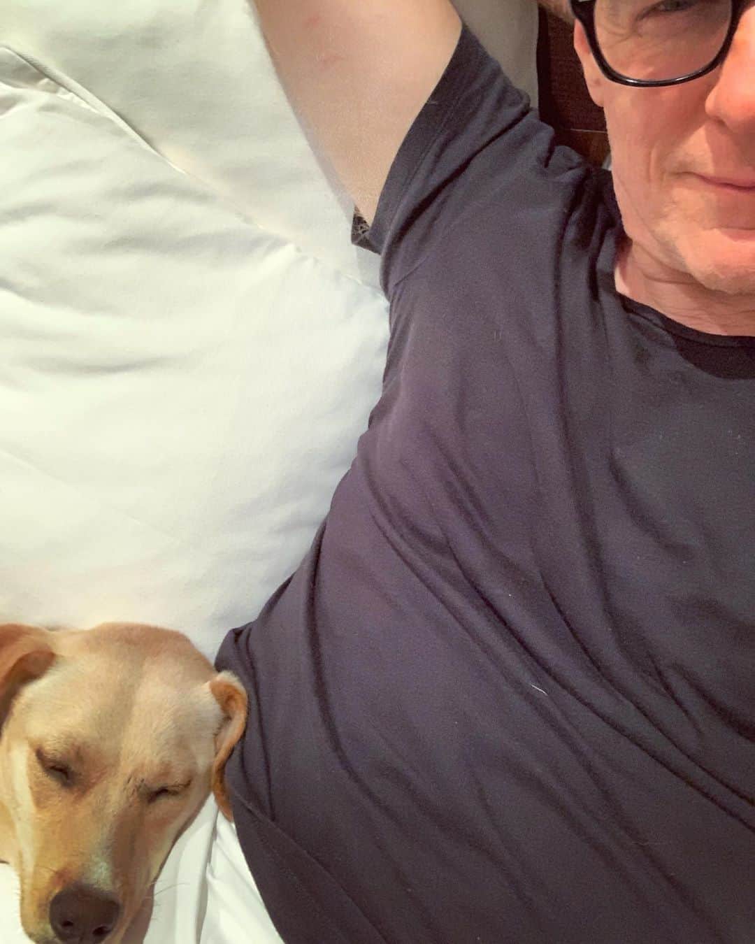 ブライアン・アダムスのインスタグラム：「Hanging out with Peaches. #potcake #sleepydog #heinz57 #ilovedogs 🐶」