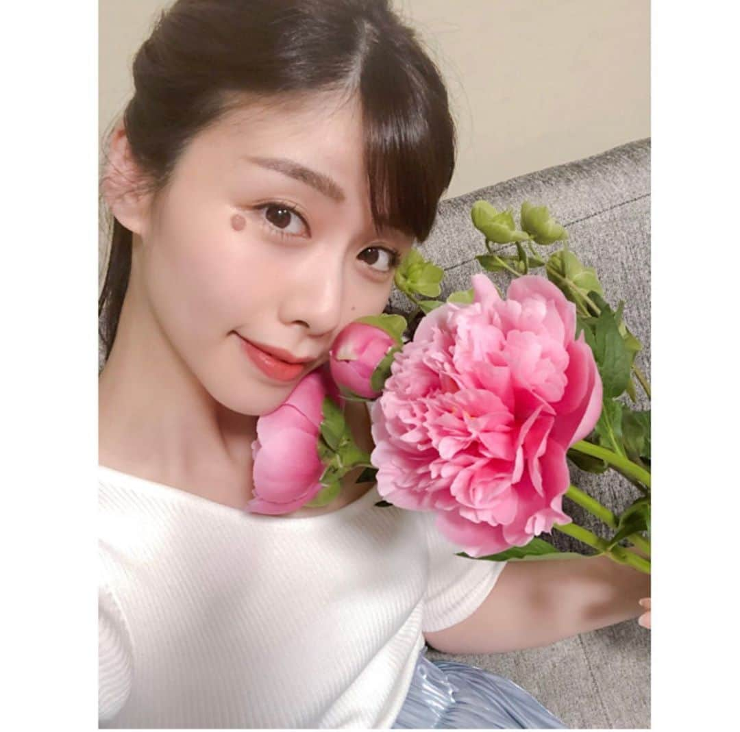 セントフォースさんのインスタグラム写真 - (セントフォースInstagram)「伊藤京子です。﻿ 昨日は蕾だった芍薬。﻿ たった一晩でこんなに大きく咲いてくれました✨﻿ 元気に咲いてねー！と声をかけていたからかな？☺️﻿ お花があると部屋がパッと明るくなって良いですね💐💕﻿ ﻿ ﻿ #伊藤京子 (@kyoko_ito1128 )﻿ #芍薬 #シャクヤク ﻿ #花 ﻿ #セントフォース ﻿ #chinesepeony」5月31日 15時02分 - centforce.official