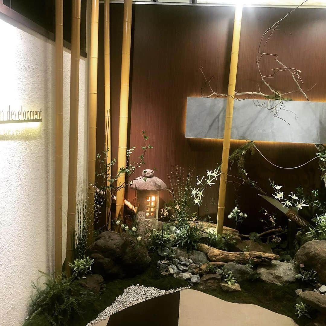 Team Next(神戸都市開発) のインスタグラム：「弊社神戸本社のエントランス！ 鹿威し（ししおどし）も備えた本格和風庭園が皆さまのお越しをお待ちしております！ 鹿威しの「カコーン」という音をお聞きしたい方はお気軽に弊社スタッフまでお申し付け下さい　笑  いいね！フォロー #ありがとう ございます。  #home #japan #architecture #interiordesign  #鹿威し #和風庭園  #interior #kobe #暮らし #homestyle #インテリア #神戸 #シンプル #日々 #myroom #マイホーム #ナチュラル #myhome #暮らしを楽しむ #家 #シンプルライフ #丁寧な暮らし #注文住宅 #リビング #フォローお願いします #followme」