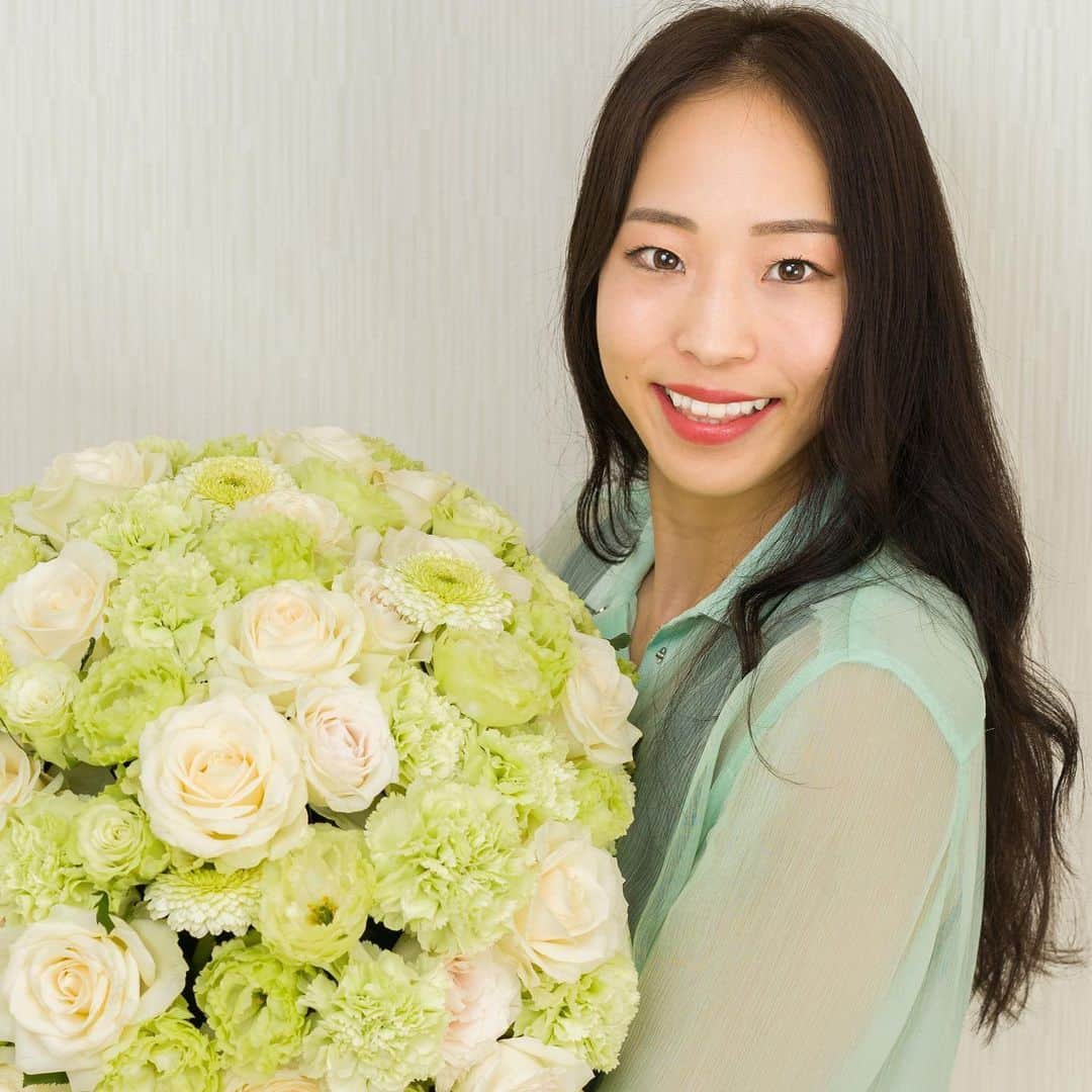 野口啓代のインスタグラム：「Thank you for @chanelofficial this wonderful flower.💛💚* * 誕生日にCHANELからこんなに大きな花束が届きました!* 素敵な色🌼* * 31歳も悔いなく充実した年にします!! 誕生日の夜は家族と、実家で働いてくれている方々と、いつも一緒にトレーニングしてるメンバーにお祝いしてもらいました🎂🎉身近な人達と過ごせてなによりも嬉しいですね☺️💕* * ————————————— @au_official #大和証券 #セブンイレブン @thenorthfacejp @raffinee_orientalbio #三井不動産 @cowsoapcp #zeta  @c3fit @lasportivajp @petzl_official  @newhale_japan」