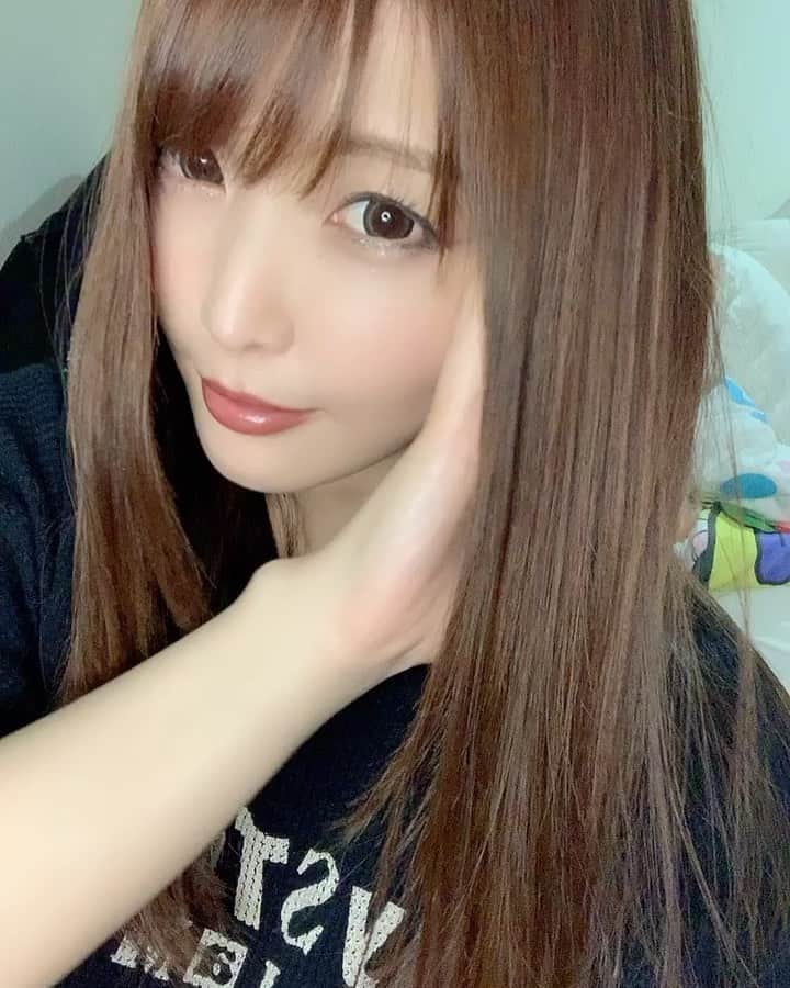 新村あかりのインスタグラム：「@lapis_tetsuya  さんにヘアカラーとトリートメントしていだきました！ めっちゃサラサラ！！！見てほら！！！ カクテルトリートメントまじでよいよ✨ カラーもいい感じで感謝です💕 撮影モチベあがる🥺」