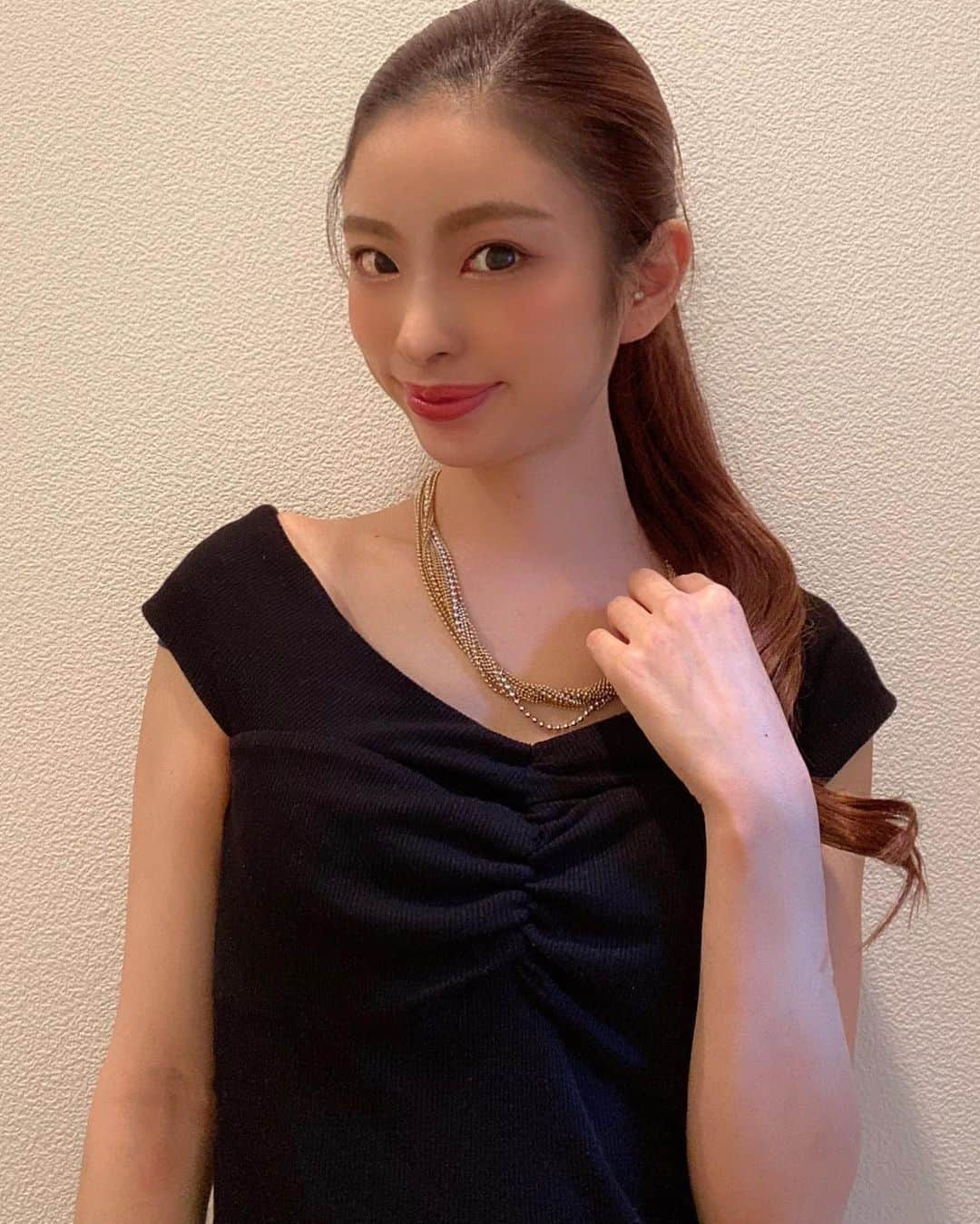 夏江花さんのインスタグラム写真 - (夏江花Instagram)「ジュエリーはおばあちゃまからのお下がりや借り物が多いので良くも悪くも個性的で友達と被りにくいよ💍🎀 新しいのも早く買いに行きたいな😍  #レースクイーン#RQ #레이싱모델  #일본여자#イベントコンパニオン#キャンギャル#モデル#model#ロングヘア#おでこだし #でこだし #ポニーテール#引っ詰め髪 #まとめ髪#オールバック #rienda#リエンダ#ジュエリー#アクセサリー#おばあちゃんのおさがり #ヴィンテージ#ヴィンテージアクセサリー #フォローミー　#followme #팔로우하세요 #팔로우 #フォロー歓迎#💎#🦋#💋」5月31日 15時50分 - hananatsue