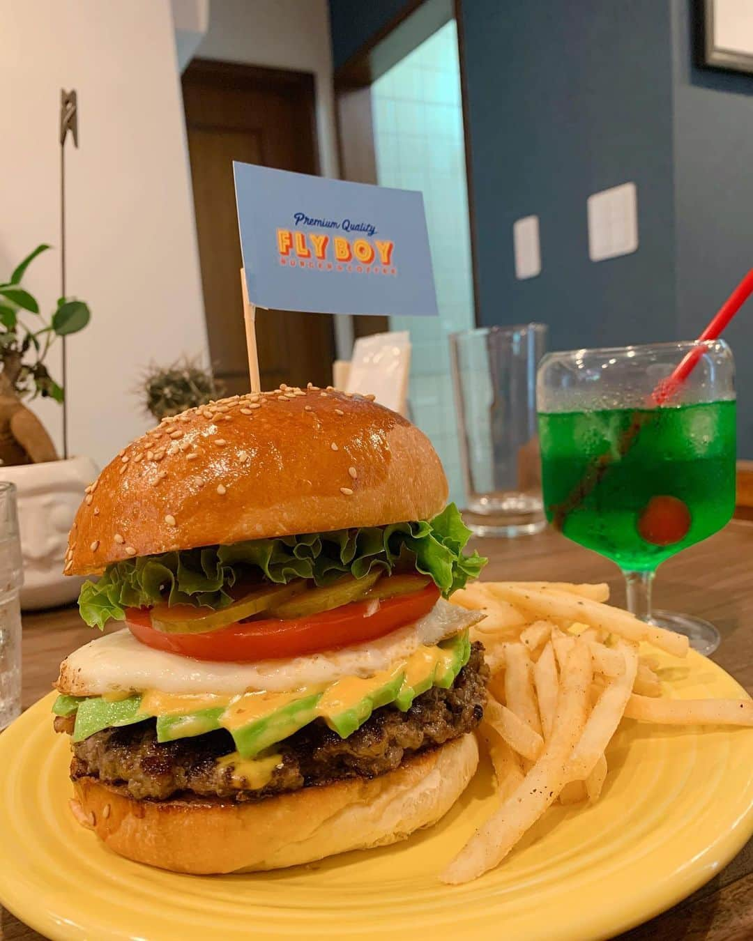 池田真一さんのインスタグラム写真 - (池田真一Instagram)「今日のランチは 福島、野田阪神、近くの ハンバーガー屋さん 『FLY BOY BURGER&COFFEE』 行ってきました！ 僕が今日食べたのは "アボカドチーズエッグバーガー" これまた気を失うぐらい美味しかったです😋 後、見て！この綺麗なパテ、アボカド、チーズ、エッグ、トマト、ピクルス、レタス、の重なり方！ これはもう芸術作品でしょ！ ずっと眺めとける！ でも、一瞬で食べちゃいました😋 デザートのチーズケーキとガトーショコラも 大変美味しゅうございました😋 皆さんも是非やで！ もちろんテイクアウトもやってるよー！  大阪府大阪市福島区鷺洲1-3-6  06-7709-1800」5月31日 15時51分 - wartdebu