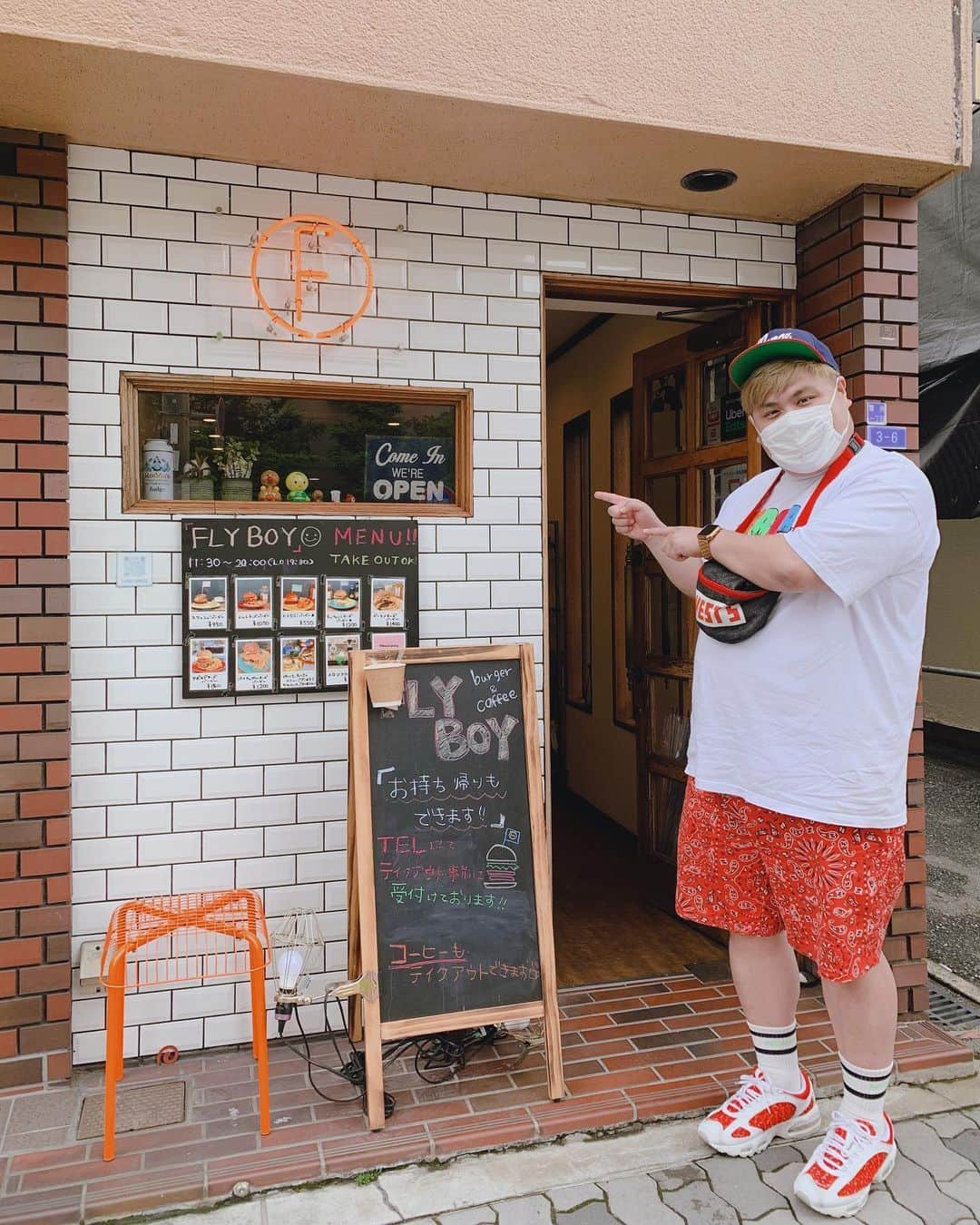 池田真一さんのインスタグラム写真 - (池田真一Instagram)「今日のランチは 福島、野田阪神、近くの ハンバーガー屋さん 『FLY BOY BURGER&COFFEE』 行ってきました！ 僕が今日食べたのは "アボカドチーズエッグバーガー" これまた気を失うぐらい美味しかったです😋 後、見て！この綺麗なパテ、アボカド、チーズ、エッグ、トマト、ピクルス、レタス、の重なり方！ これはもう芸術作品でしょ！ ずっと眺めとける！ でも、一瞬で食べちゃいました😋 デザートのチーズケーキとガトーショコラも 大変美味しゅうございました😋 皆さんも是非やで！ もちろんテイクアウトもやってるよー！  大阪府大阪市福島区鷺洲1-3-6  06-7709-1800」5月31日 15時51分 - wartdebu