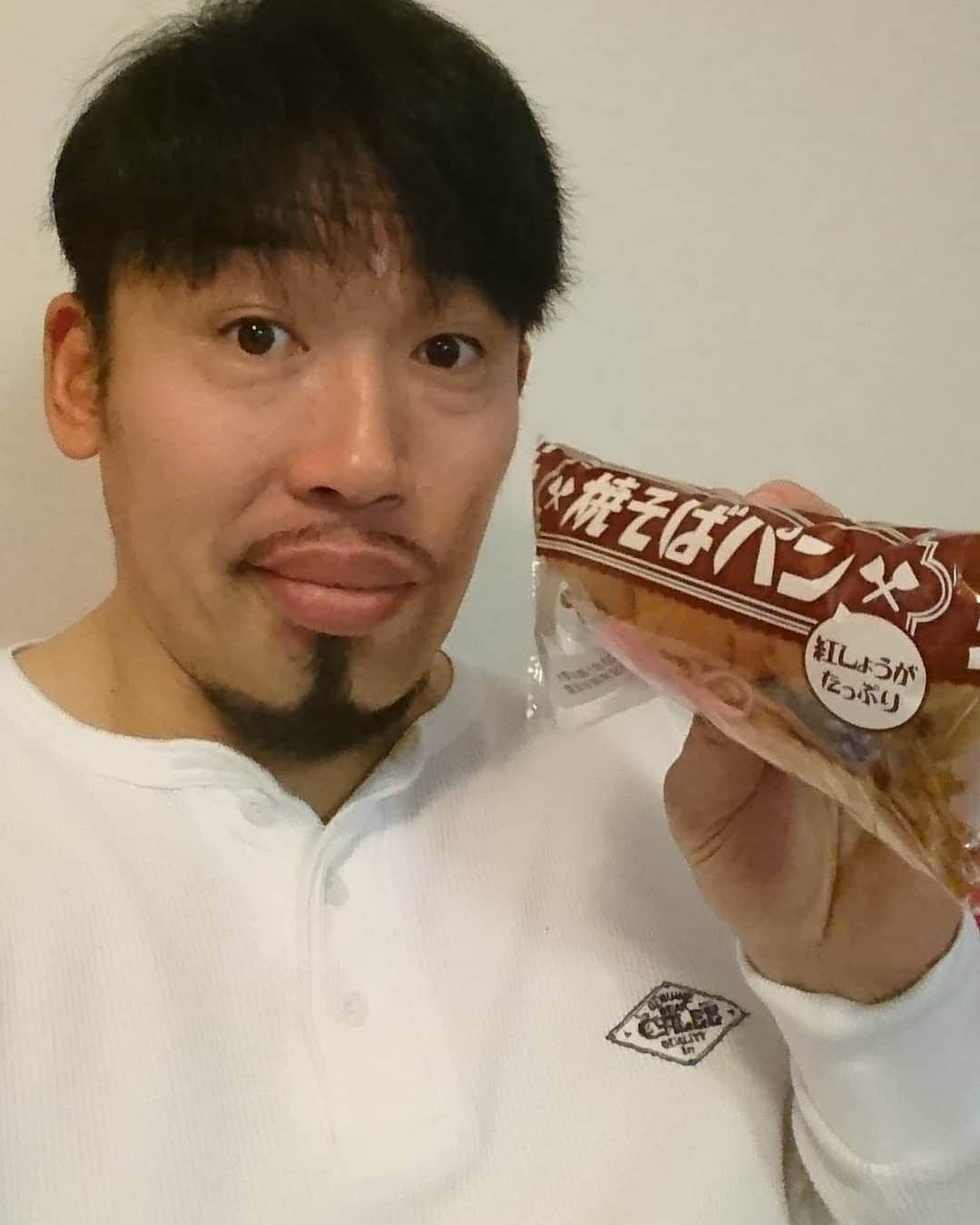 武蔵のインスタグラム：「焼きそばパン🥖  ちょっとレンジでチンして食べました。  いくつになっても惹き付けられるな～  #武蔵 #パン  #焼きそば」