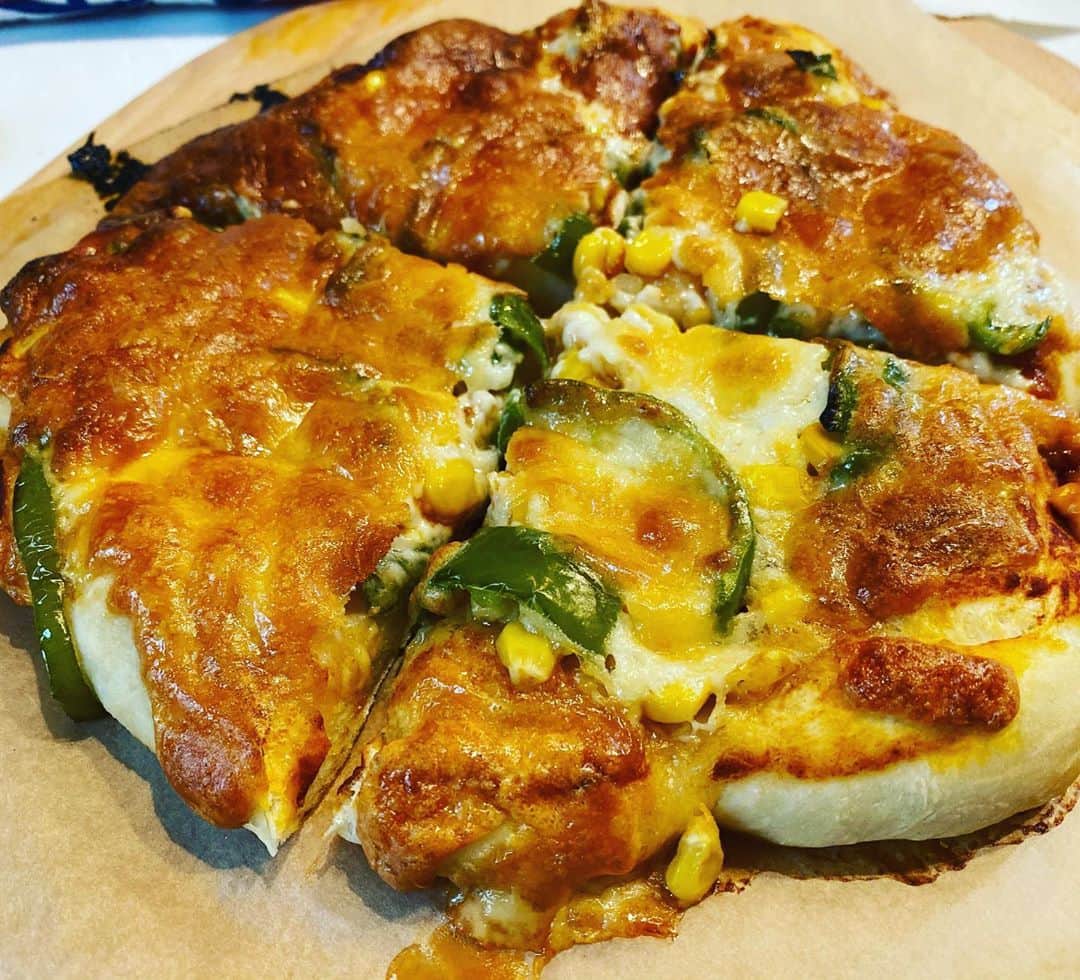 安倍吉俊のインスタグラム：「(￣Σ￣)が昼に作ったピザ。豪快な見た目だけどおいしい。家族で2枚食べた」
