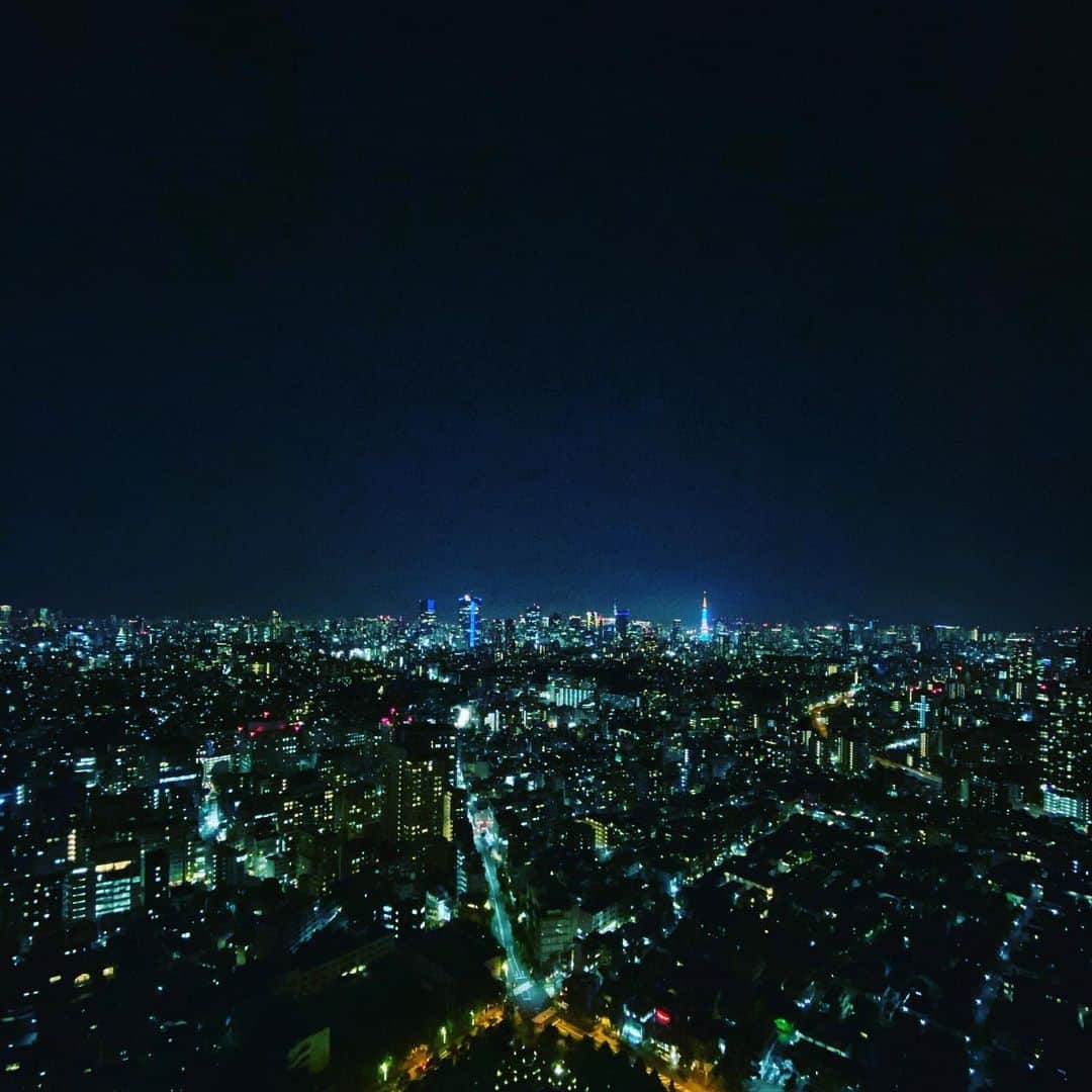 ロングレインさんのインスタグラム写真 - (ロングレインInstagram)「Longrain Tokyoからの夜景…﻿ 医療従事者の方々への﻿ ブルーライトのメッセージ﻿ ﻿ Night view of Tokyo... Blue lights in support of health care workers with in the city of Tokyo...﻿ ﻿ 営業時間のお知らせ﻿ Lunch 11:30-15:00 (14:00LO)﻿ Dinner 17:30-22:00(20:00LO) ⠀﻿ ﻿ Uber Eats & fineDineより﻿ Delivery & To Go! Start!﻿」5月31日 15時59分 - longraintokyo