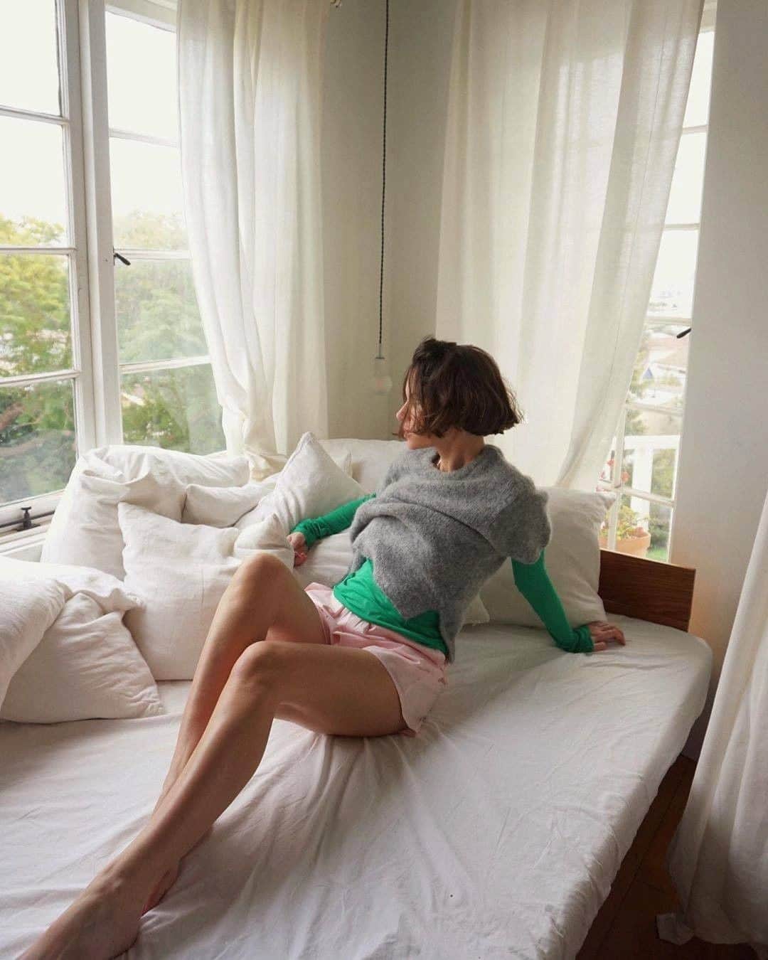 アメリカンビンテージのインスタグラム：「Mornings are for rainbow chill clothes. 🌈  @lifeofboheme #americanvintage #SS20 #womenswear」