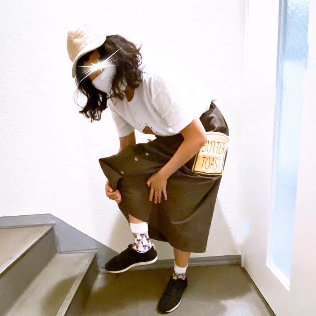 ココモノママニさんのインスタグラム写真 - (ココモノママニInstagram)「本日の靴下は﻿ ﻿ クマくんうさぎさん靴下〜😊﻿ ﻿  めちゃくちゃ丈夫で可愛い﻿ #丈夫可愛い　#madein japan﻿ な靴下です🦵﻿ ﻿ ﻿ 😷マスクのゴム紐😷 ﻿ cocomonomamani通販サイトで﻿ ご注文いただいたお客様に﻿ 無料プレゼントしてます🎁﻿ （ご注文後にご連絡します😊）﻿ ﻿ ﻿ ﻿ 🐻🐰 🐻🐰 🐻🐰 🐻🐰 🐻🐰 🐻🐰﻿ ﻿ 検索ワード﻿ →クマくんうさぎさん﻿ ﻿ 🐻🐰 🐻🐰 🐻🐰 🐻🐰 🐻🐰 🐻🐰﻿ ﻿ ﻿ 【商品名】クマくんうさぎさんショート﻿ 【カラー】白﻿ 【素材】ナイロン100%﻿ →ナイロンは合成繊維でありながら、成分上は絹に最も近いといわれています。﻿ 非常に強い弾力性を持っていることが最大の特徴で　他の繊維に少し混ぜるだけで、﻿ その繊維の強度を上げることができます。﻿ 【サイズ】22-26cm(かかとあり)﻿ 【洗濯方法】水に濡れても強度が低下しない為ネットに入れていただくと洗濯機で丸洗いでき、﻿ お手入れ簡単です。﻿ 全て編み込みでプリントタイツではないので、何度洗濯しても色落ちする心配がありません。﻿ 【製造】靴下の三大産地の一つ、兵庫県加古川市の自社工場で、株式会社神木が製造しています。﻿ 【原産地】日本﻿ ﻿ ﻿ ❤️‼️❤️‼️ ❤️‼️❤️‼️ ❤️‼️❤️‼️ ❤️‼️❤️‼️﻿ ﻿ #靴下  #スニーカー　#コーディネート　#コーデ　#かわいい　#モノトーン　#オシャレ　#🐻 #🐰 #うさぎ #うさぎのいる暮らし #うさぎ好きさんと繋がりたい #クマ ﻿ #足元倶楽部　#あしもとクラブ　#スニーカー　#オシャレさんと繋がりたい　#プレゼント選び　#日本製#おしゃれ #日本の誇り　#丈夫可愛い　#コーデ記録　#socks #kawaii #プリント倶楽部　#wego #rivetandsurge #3coins #tシャツ ﻿ ﻿ ❤️‼️❤️‼️ ❤️‼️❤️‼️ ❤️‼️❤️‼️ ❤️‼️❤️‼️﻿ ﻿ ﻿ Instagramでのご注文で﻿ ‼️‼️送料無料キャンペーンします‼️‼️﻿ ﻿ cocomonomamaniでも﻿ InstagramのDMでお買い物！﻿ ができるようになりました^_^﻿ ﻿ ﻿ 💌1足だけの場合は、﻿ こちらでオーダーいただくと﻿ 送料無料にしますので﻿ DMに欲しい靴下書いてください💌﻿ ﻿ ※1足🦵送料無料キャンペーンはInstagramの﻿ DMでのご注文のみです🦵🦵🦵」5月31日 16時00分 - cocomonomamani