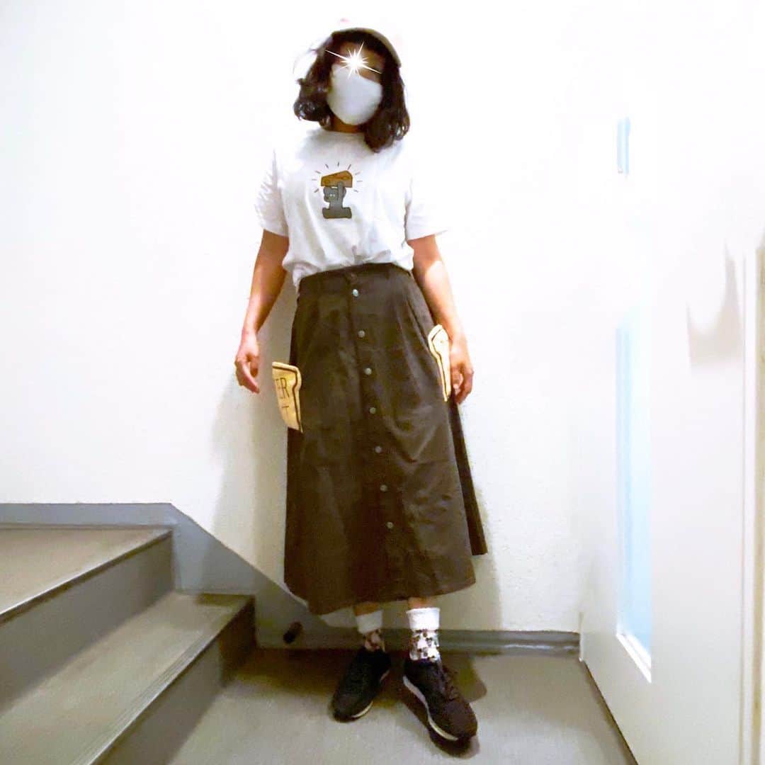 ココモノママニさんのインスタグラム写真 - (ココモノママニInstagram)「本日の靴下は﻿ ﻿ クマくんうさぎさん靴下〜😊﻿ ﻿  めちゃくちゃ丈夫で可愛い﻿ #丈夫可愛い　#madein japan﻿ な靴下です🦵﻿ ﻿ ﻿ 😷マスクのゴム紐😷 ﻿ cocomonomamani通販サイトで﻿ ご注文いただいたお客様に﻿ 無料プレゼントしてます🎁﻿ （ご注文後にご連絡します😊）﻿ ﻿ ﻿ ﻿ 🐻🐰 🐻🐰 🐻🐰 🐻🐰 🐻🐰 🐻🐰﻿ ﻿ 検索ワード﻿ →クマくんうさぎさん﻿ ﻿ 🐻🐰 🐻🐰 🐻🐰 🐻🐰 🐻🐰 🐻🐰﻿ ﻿ ﻿ 【商品名】クマくんうさぎさんショート﻿ 【カラー】白﻿ 【素材】ナイロン100%﻿ →ナイロンは合成繊維でありながら、成分上は絹に最も近いといわれています。﻿ 非常に強い弾力性を持っていることが最大の特徴で　他の繊維に少し混ぜるだけで、﻿ その繊維の強度を上げることができます。﻿ 【サイズ】22-26cm(かかとあり)﻿ 【洗濯方法】水に濡れても強度が低下しない為ネットに入れていただくと洗濯機で丸洗いでき、﻿ お手入れ簡単です。﻿ 全て編み込みでプリントタイツではないので、何度洗濯しても色落ちする心配がありません。﻿ 【製造】靴下の三大産地の一つ、兵庫県加古川市の自社工場で、株式会社神木が製造しています。﻿ 【原産地】日本﻿ ﻿ ﻿ ❤️‼️❤️‼️ ❤️‼️❤️‼️ ❤️‼️❤️‼️ ❤️‼️❤️‼️﻿ ﻿ #靴下  #スニーカー　#コーディネート　#コーデ　#かわいい　#モノトーン　#オシャレ　#🐻 #🐰 #うさぎ #うさぎのいる暮らし #うさぎ好きさんと繋がりたい #クマ ﻿ #足元倶楽部　#あしもとクラブ　#スニーカー　#オシャレさんと繋がりたい　#プレゼント選び　#日本製#おしゃれ #日本の誇り　#丈夫可愛い　#コーデ記録　#socks #kawaii #プリント倶楽部　#wego #rivetandsurge #3coins #tシャツ ﻿ ﻿ ❤️‼️❤️‼️ ❤️‼️❤️‼️ ❤️‼️❤️‼️ ❤️‼️❤️‼️﻿ ﻿ ﻿ Instagramでのご注文で﻿ ‼️‼️送料無料キャンペーンします‼️‼️﻿ ﻿ cocomonomamaniでも﻿ InstagramのDMでお買い物！﻿ ができるようになりました^_^﻿ ﻿ ﻿ 💌1足だけの場合は、﻿ こちらでオーダーいただくと﻿ 送料無料にしますので﻿ DMに欲しい靴下書いてください💌﻿ ﻿ ※1足🦵送料無料キャンペーンはInstagramの﻿ DMでのご注文のみです🦵🦵🦵」5月31日 16時00分 - cocomonomamani