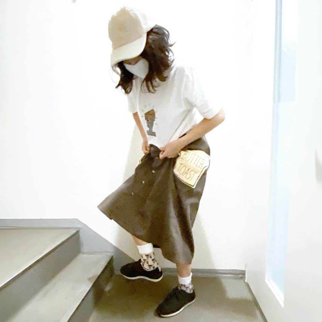 ココモノママニさんのインスタグラム写真 - (ココモノママニInstagram)「本日の靴下は﻿ ﻿ クマくんうさぎさん靴下〜😊﻿ ﻿  めちゃくちゃ丈夫で可愛い﻿ #丈夫可愛い　#madein japan﻿ な靴下です🦵﻿ ﻿ ﻿ 😷マスクのゴム紐😷 ﻿ cocomonomamani通販サイトで﻿ ご注文いただいたお客様に﻿ 無料プレゼントしてます🎁﻿ （ご注文後にご連絡します😊）﻿ ﻿ ﻿ ﻿ 🐻🐰 🐻🐰 🐻🐰 🐻🐰 🐻🐰 🐻🐰﻿ ﻿ 検索ワード﻿ →クマくんうさぎさん﻿ ﻿ 🐻🐰 🐻🐰 🐻🐰 🐻🐰 🐻🐰 🐻🐰﻿ ﻿ ﻿ 【商品名】クマくんうさぎさんショート﻿ 【カラー】白﻿ 【素材】ナイロン100%﻿ →ナイロンは合成繊維でありながら、成分上は絹に最も近いといわれています。﻿ 非常に強い弾力性を持っていることが最大の特徴で　他の繊維に少し混ぜるだけで、﻿ その繊維の強度を上げることができます。﻿ 【サイズ】22-26cm(かかとあり)﻿ 【洗濯方法】水に濡れても強度が低下しない為ネットに入れていただくと洗濯機で丸洗いでき、﻿ お手入れ簡単です。﻿ 全て編み込みでプリントタイツではないので、何度洗濯しても色落ちする心配がありません。﻿ 【製造】靴下の三大産地の一つ、兵庫県加古川市の自社工場で、株式会社神木が製造しています。﻿ 【原産地】日本﻿ ﻿ ﻿ ❤️‼️❤️‼️ ❤️‼️❤️‼️ ❤️‼️❤️‼️ ❤️‼️❤️‼️﻿ ﻿ #靴下  #スニーカー　#コーディネート　#コーデ　#かわいい　#モノトーン　#オシャレ　#🐻 #🐰 #うさぎ #うさぎのいる暮らし #うさぎ好きさんと繋がりたい #クマ ﻿ #足元倶楽部　#あしもとクラブ　#スニーカー　#オシャレさんと繋がりたい　#プレゼント選び　#日本製#おしゃれ #日本の誇り　#丈夫可愛い　#コーデ記録　#socks #kawaii #プリント倶楽部　#wego #rivetandsurge #3coins #tシャツ ﻿ ﻿ ❤️‼️❤️‼️ ❤️‼️❤️‼️ ❤️‼️❤️‼️ ❤️‼️❤️‼️﻿ ﻿ ﻿ Instagramでのご注文で﻿ ‼️‼️送料無料キャンペーンします‼️‼️﻿ ﻿ cocomonomamaniでも﻿ InstagramのDMでお買い物！﻿ ができるようになりました^_^﻿ ﻿ ﻿ 💌1足だけの場合は、﻿ こちらでオーダーいただくと﻿ 送料無料にしますので﻿ DMに欲しい靴下書いてください💌﻿ ﻿ ※1足🦵送料無料キャンペーンはInstagramの﻿ DMでのご注文のみです🦵🦵🦵」5月31日 16時00分 - cocomonomamani