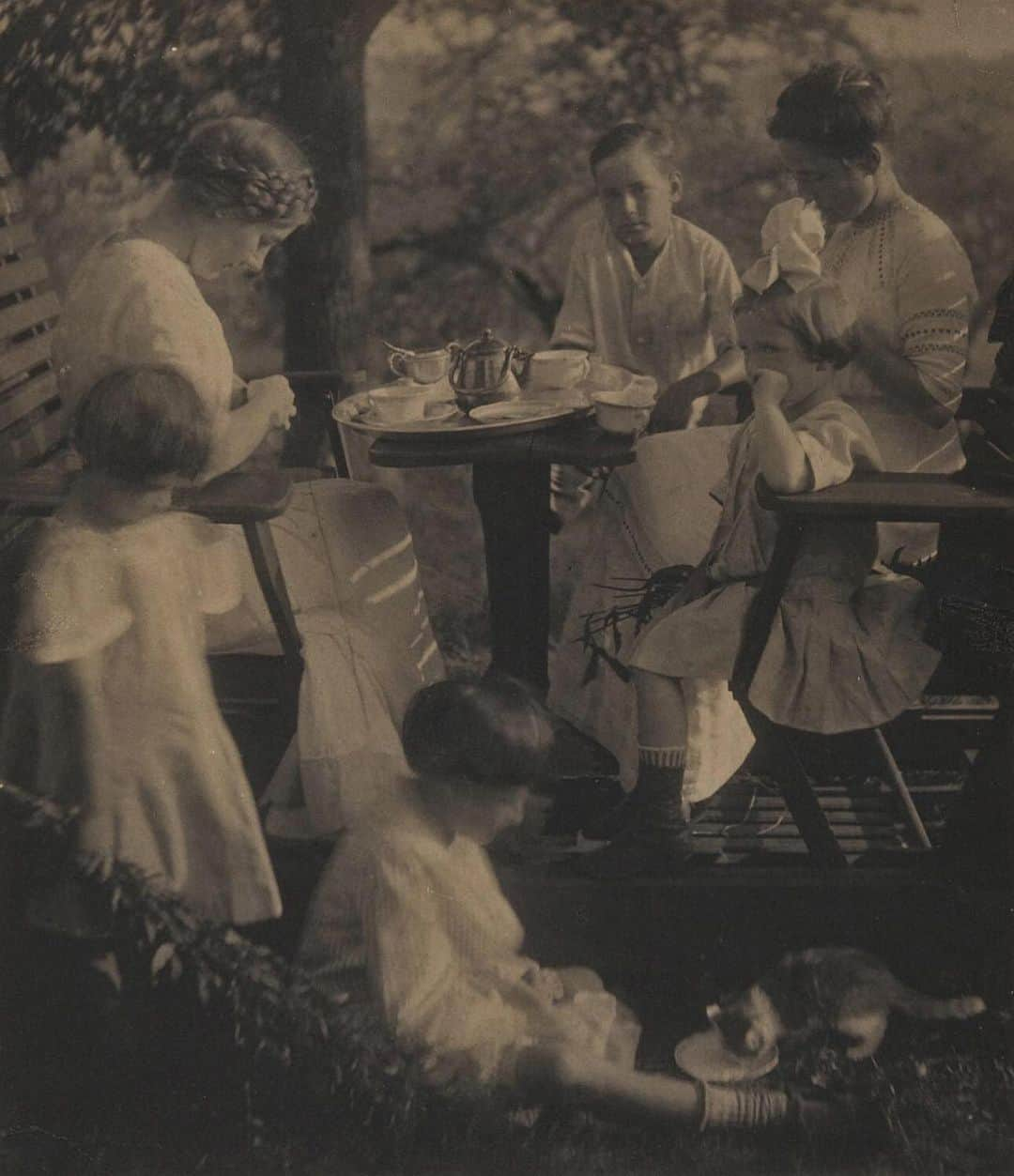 フィラデルフィア美術館さんのインスタグラム写真 - (フィラデルフィア美術館Instagram)「Gertrude Käsebier purchased a camera in order to photograph her children, and soon became famous for her portraits. Alfred Stieglitz, who played a pivotal role in shaping American modernism, considered her the leading portrait photographer in the country. #NationalPhotoMonth • "Family Group," around 1910, by Gertrude Käsebier」5月31日 7時10分 - philamuseum