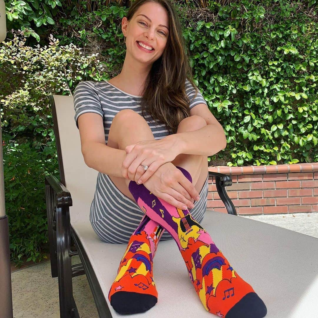 ジュリア・ボスのインスタグラム：「@lindaramone makes the happiest @happysocks 😁 #theramones #happysocks #happygirl」