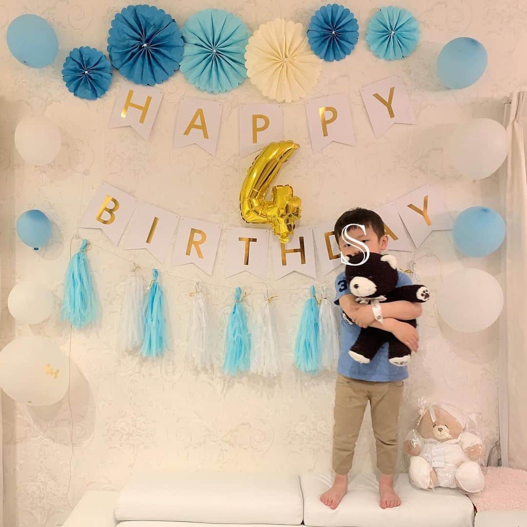 澤野井香里のインスタグラム：「✨Happy 4th Birthday 🎂🎉✨﻿ ﻿ Sの4歳のお誕生日を家族でお祝い(*´꒳`*)﻿﻿ 本当は東京ディズニーランド旅を楽しみにしてたんだけど、こんな状況で見送ることになってしまったからまたリベンジさせてあげたいな＾＾﻿ SとMが一緒にいるとソファーやトランポリンの上でもみくちゃになって遊んでる🤣  まだまだ甘えん坊だけど、4歳になって急にしっかりしてお兄ちゃんになった気がする♪  オムツも取れて一人で食事や着替えも出来る様になって大分楽になったなぁ^ - ^  #ks_20✨ #お誕生日　#4歳　#年少　#ベビフル #ママリ #コドモノ #関西ママ #京都ママ #女の子ママ #ママライフ #kaoris_son #kaoris_son_2020 #小さな彼氏s #ks_dau #ks_dau_2020 #ks_soda #ks_soda_20  #S⭐️_ #M🍒_  #s⭐️m🍒」
