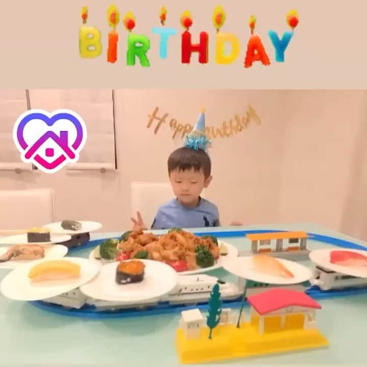 澤野井香里のインスタグラム：「Sの大好きな#プラレール回転寿司 をしました🍣✨ ﻿ 簡単にできるのにすごく喜んでくれる😆﻿ ﻿ よくおしゃべりしてお調子者、でも根は優しくて元気すぎるまだまだ甘えん坊な男の子👦﻿ ﻿ これからもすくすく成長してね♡﻿ ﻿ #ks_20✨ #お誕生日　#4歳　#回転寿司　#プラレール  #プラレール 回転寿司　#おうち回転寿司　#おうち時間　#年少　#ベビフル #ママリ #コドモノ #関西ママ #京都ママ #女の子ママ #ママライフ　#kaoris_son #kaoris_son_2020 #小さな彼氏s #ks_dau #ks_dau_2020 #ks_soda #ks_soda_20 #S⭐️_ #M🍒_  #s⭐️m🍒」