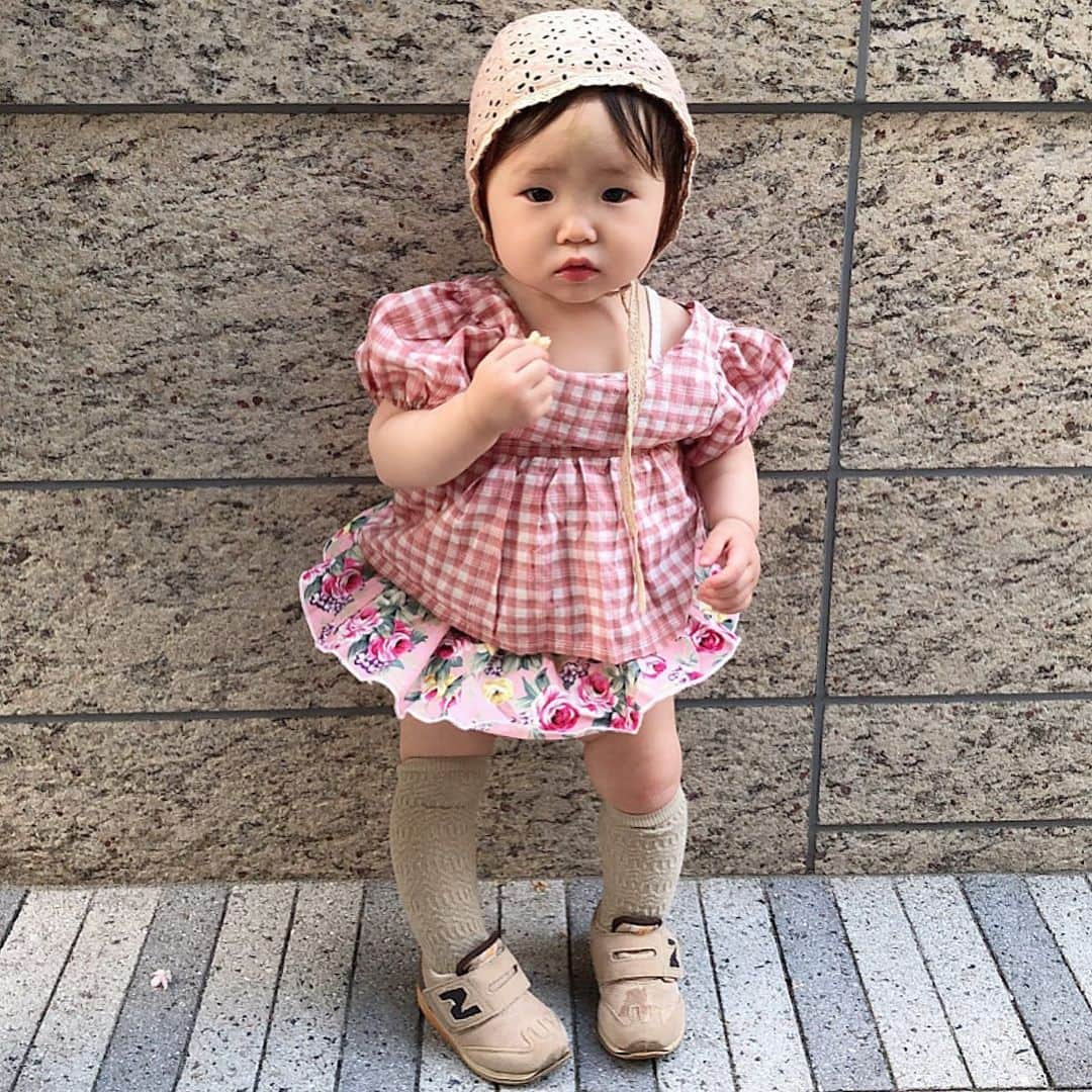のインスタグラム：「． ★#キッズコーデ ★． ． この日のコーデ は 上下#タムズムー @tams.muu ． ． 女の子らしい#ピンクコーデ 🌸． ． 後ろ姿も可愛いから二枚目の 写真見てね🤳． #tamsmuu は 可愛いデザインの洋服ばかりあるよー✨✨ お気に入りshop✨． ． ． #プチプラ #プチプラコーデ  #プチプラファッション  #プチプラ部 #キッズ #キッズコーデ #キッズファッション  #kids#kidsfashion  #kids_japan #instakids  #赤ちゃん#赤ちゃんコーデ  #赤ちゃん服 #キッズ服  #赤ちゃんのいる生活  #一歳#一歳児  #通販#ファッション通販  #プチプラ通販 #baby #babyfashion #babygirl」