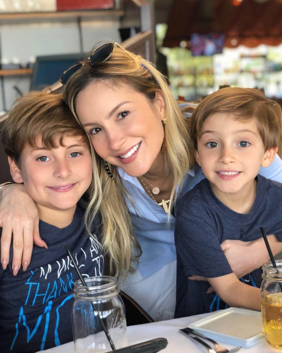 Claudia Leitteのインスタグラム：「Uma das coisas mais loucas da vida é lidar com a benção que é assistir aos filhos crescendo. A gente, obviamente, quer vê-los felizes, saudáveis, amadurecendo, ao passo que não aceita muito bem essa jornada deles rumo à independência. São livres! São tão nossos! 😿Um dia eles simplesmente deixam de caber em nossos braços... e eu tenho uma bebê de 9 meses que, além de toda graça, lembra-me constantemente que meus mais velhos já não são meus bebezinhos? São? Sim! Eles são! Meus pequeninos... Não digam que não 😿😿meus filhotinhos! Pra sempre! 😭」