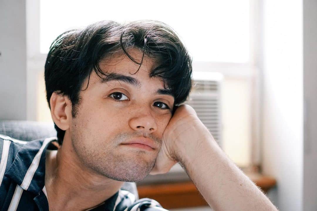 ジュリアン・ヤオ・ジョイエロのインスタグラム：「if you look like me rn, and you’re in need of some healthy escapism, you should know I composed an o̾r̾i̾g̾i̾n̾a̾l̾ score 🎶 for a very special new narrative podcast by @daybyday starring @sydney_sweeney @madelyncline & @shannonpurser ! written by @lilyhoughton  thanks to @adamfaze & @jamiemdolan for making it happen again. and @becketcerny for creating worlds of sound. please listen if you can spare 15 minutes. it is a wonderful experience. and PUT ON THOSE HEADPHONES!! (link in bio)」