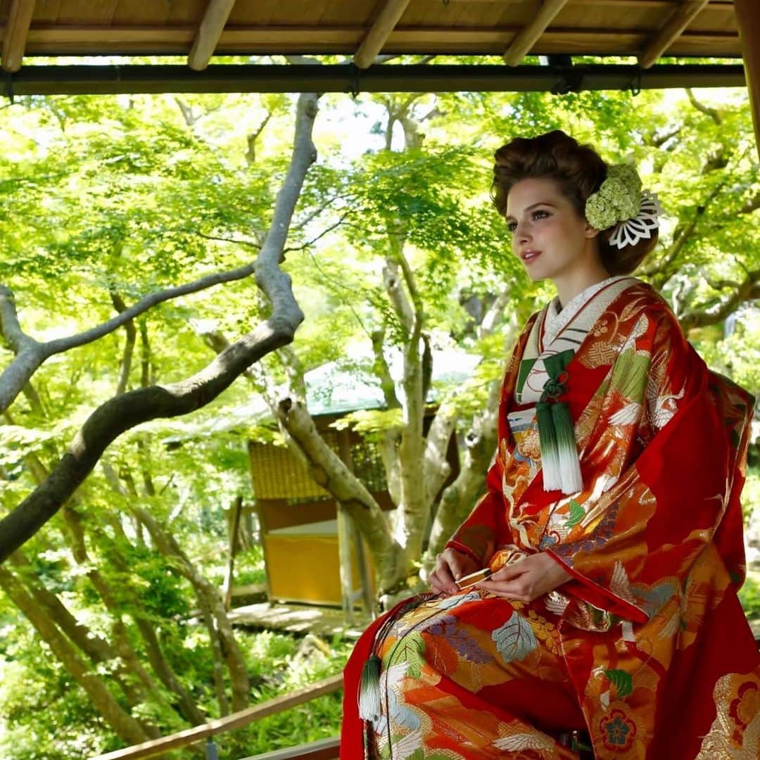 The KAMAKURA WEDDINGさんのインスタグラム写真 - (The KAMAKURA WEDDINGInstagram)「【川島織物】 婚礼衣装の製作は今はおこなっていない為貴重な一枚。日本に伝わる五彩「赤、白、黄、緑、紫」を艶やかにまるで一幅の絵画ような意匠となっていて優しい佇まい。 新緑に映える鮮やかな色合いは場が華やぎ印象的。  #鎌倉#湘南#鎌倉散歩#和婚#鶴岡八幡宮#鎌倉結婚式#結婚式#プレ花嫁#ウェディング#結婚式準備#鎌倉花嫁#着物#和装#鎌倉gram#神前式#ウェディングドレス#色打掛#白無垢#タキシード#コーディネート#ウェディングアクセサリー#打掛#綿帽子#紋付袴#引き振袖#綿帽子#オーセンティック#角隠し」5月31日 8時09分 - thekamakurawedding