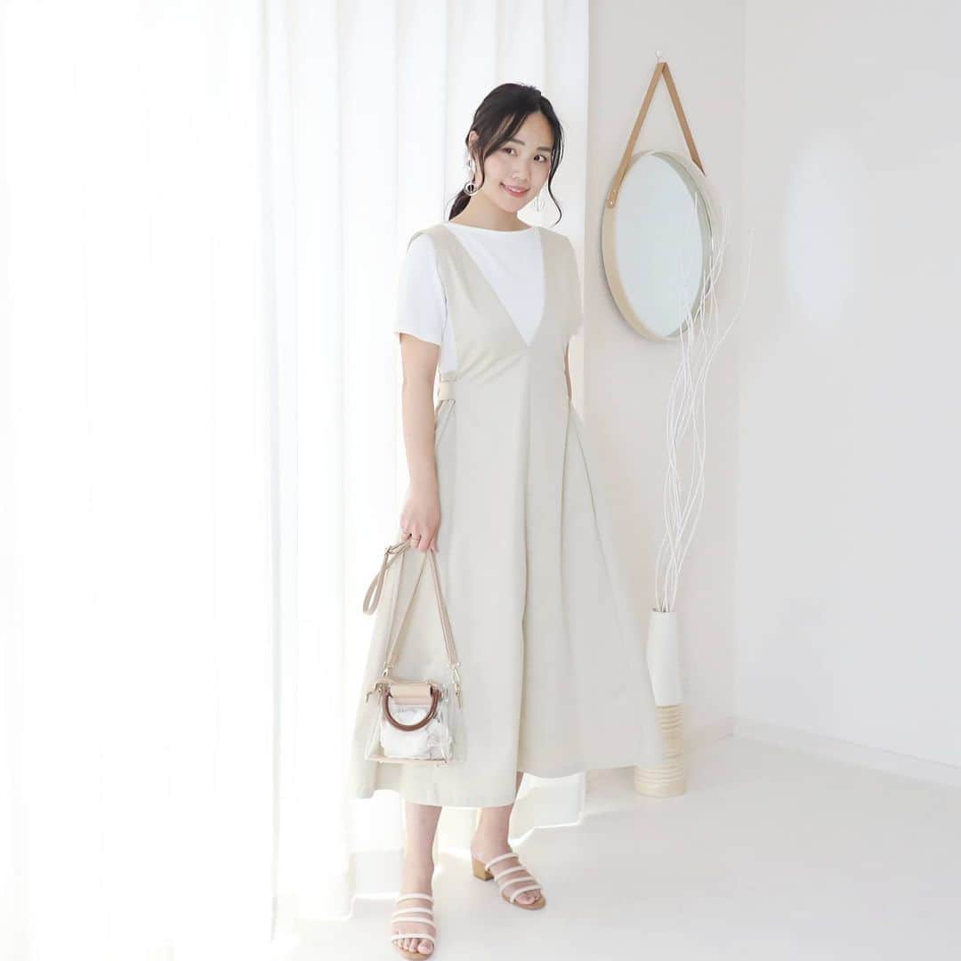 Eri Satoのインスタグラム：「white×ivoryコーデ · tops: @pierrot_shop (b1804-011248) skirtt: @lagunamoon_com shoes: @randa_pic · またまた #消えそうな色コーデ  ラグナムーンの展示会で買ったジャンスカ💛 久しぶりに一目惚れ買いだったよー😭✨ サイズ感もぴったりで嬉しい！ @haruru0724 ちゃんとお揃いです😋 一緒に展示会行くと同じの買っちゃうあるある。 · #ラグナムーン#lagunamoon#高身長コーデ#ママコーデ#カジュアルコーデ #春コーデ#fashion#ootd#outfit#code#coordinate#style#ファッション#コーディネート#コーデ#プチプラ#プチプラコーデ#シンプルコーデ#mamagirl#locari#partegram#カジュアル#お洒落さんと繋がりたい」