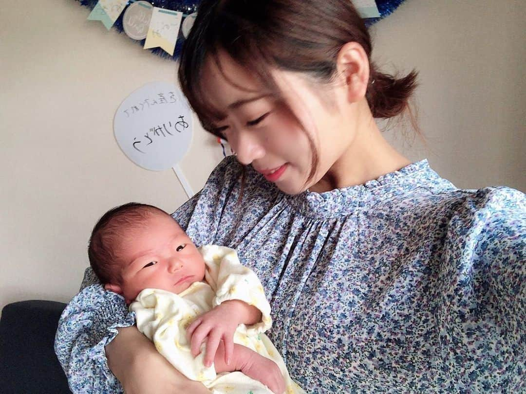 立花このみさんのインスタグラム写真 - (立花このみInstagram)「. 今日で2週間👶🏻♡ もう2週間⁉︎ってほど 1日があっという間で 子育てという幸せなお仕事に 毎日浸っております🥰 . 日に日に顔つきが変わるから 毎日1分1秒が もったいないほど ずーっと見てたい👶🏻 抱っこ癖がつくから あまり抱っこしない様にと いう人もいるけど 抱っこできるうちに めいいっぱい抱っこしたい♡ . . とにかく毎日可愛くて 疲れも眠さも吹き飛ぶ🐳 . 試行錯誤で行うママ業は とっても楽しいです❤️ . . べびたんは最初 30~1時間おきでぐずぐず おっぱいが欲しいと 泣いてたんだけど ここ2日3日で それが2~3時間おきになって しっかり母乳を飲めてる 証拠かなと🤱 とてもお利口さんです💯 . . 名前は碧と書いて あおくんです♡ 隠してても絶対あたしが ムービーとかで呼んでしまう と思うから公開しときます。笑 . みんな、あおくんをよろしくね💕 . . #生後2週間 #生後14日」5月31日 8時23分 - avilla_konomi