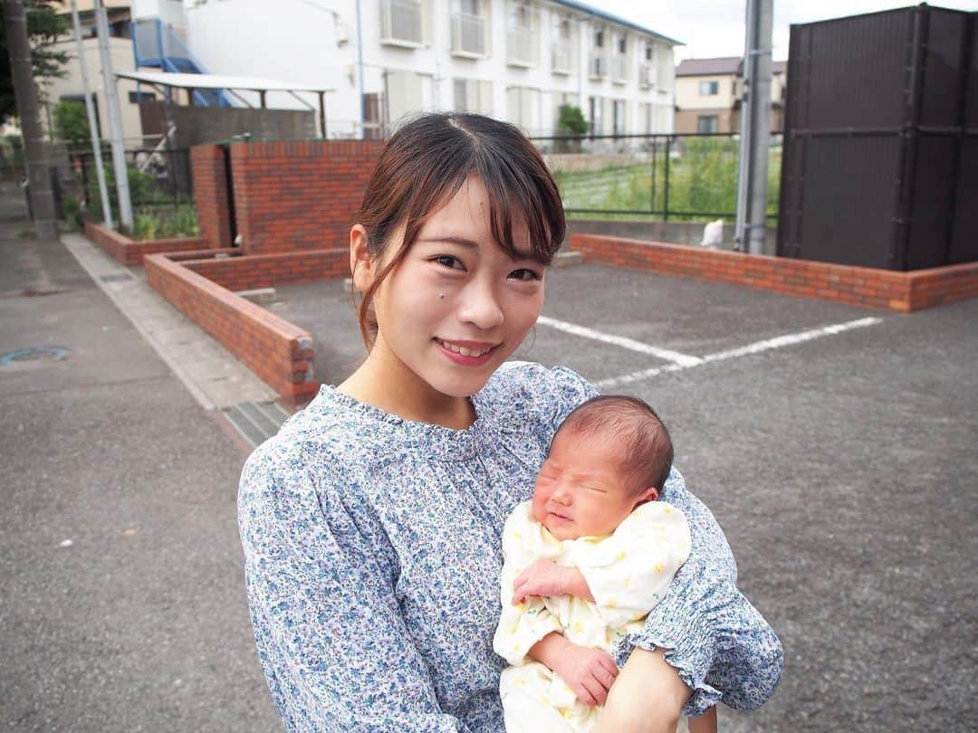 立花このみさんのインスタグラム写真 - (立花このみInstagram)「. 今日で2週間👶🏻♡ もう2週間⁉︎ってほど 1日があっという間で 子育てという幸せなお仕事に 毎日浸っております🥰 . 日に日に顔つきが変わるから 毎日1分1秒が もったいないほど ずーっと見てたい👶🏻 抱っこ癖がつくから あまり抱っこしない様にと いう人もいるけど 抱っこできるうちに めいいっぱい抱っこしたい♡ . . とにかく毎日可愛くて 疲れも眠さも吹き飛ぶ🐳 . 試行錯誤で行うママ業は とっても楽しいです❤️ . . べびたんは最初 30~1時間おきでぐずぐず おっぱいが欲しいと 泣いてたんだけど ここ2日3日で それが2~3時間おきになって しっかり母乳を飲めてる 証拠かなと🤱 とてもお利口さんです💯 . . 名前は碧と書いて あおくんです♡ 隠してても絶対あたしが ムービーとかで呼んでしまう と思うから公開しときます。笑 . みんな、あおくんをよろしくね💕 . . #生後2週間 #生後14日」5月31日 8時23分 - avilla_konomi