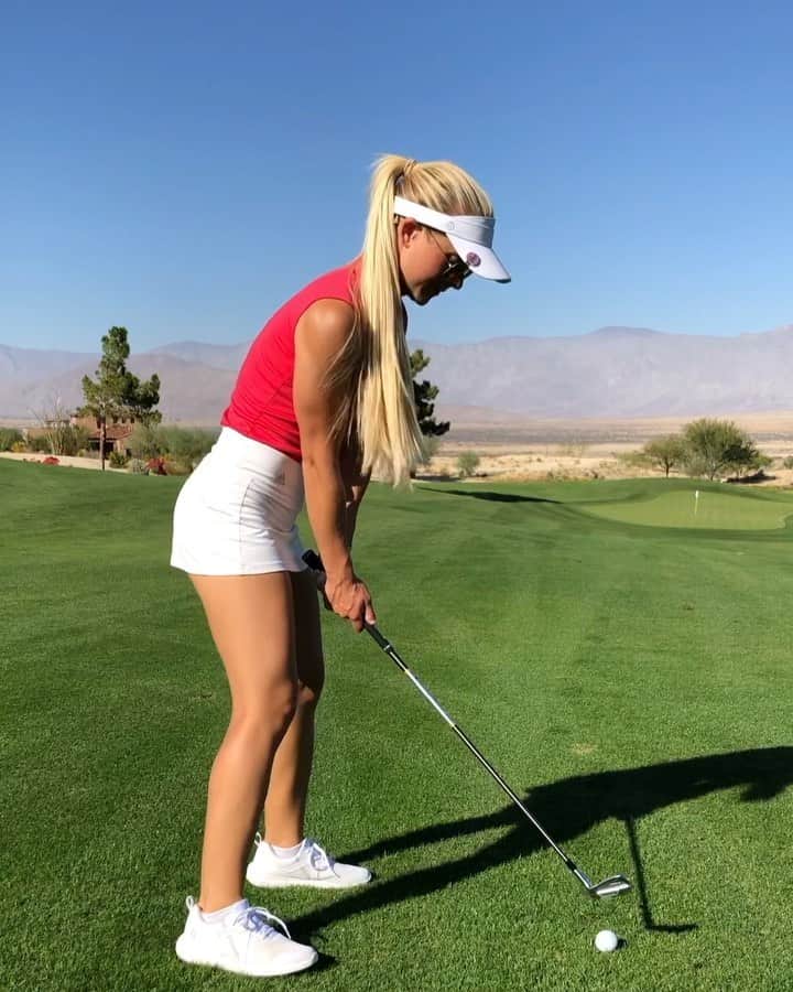 アリサ・ディオミンのインスタグラム：「I 💗 down hill approach shots!」