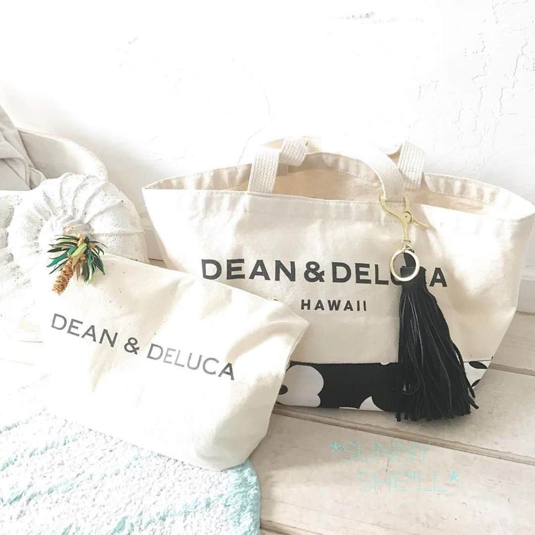 ロイヤル・ハワイアン・センターさんのインスタグラム写真 - (ロイヤル・ハワイアン・センターInstagram)「Dean & Deluccaも6月1日より営業を再開します！今なら並ばずに買えるかも？！ #Repost @lucky_______93 ・・・ #🌴 . . . DEAN&DELUCAのラッピング用袋をポーチにリメイク♪ . ハワイ限定トートのバッグインに使いたいのでチャームは🌴で南国感アップ⤴️ #使うの楽しみ . . . #おうち時間#ディーンアンドデルーカハワイ #ディーンアンドデルーカ#並んで購入してくれた大切なバッグ#ディーンアンドデルーカトート#ハンドメイド#手芸部#トートバッグ#ハワイ#ハワイ行きたい#椰子の木 #deananddeluca#deananddelucahawaii#handmadewithaloha#handmade#paim#aloha#hawaii」5月31日 8時30分 - royalhwnctrjp