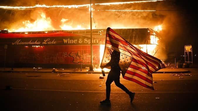 のインスタグラム：「Our lives begin to end the day we become silent about things that matter. The sad truth is there’s been many more incidents like George’s that weren’t caught on camera. There’s been many more senseless murders by cops who to this day haven’t been held accountable. Racism has plagued our country since its birth and will continue to spread without action. Real change is long overdue - it’s time for complete reform. #NoJusticeNoPeace #WhiteSilenceIsViolence #JusticeForGeorgeFloyd #NoLivesMatterUntilBlackLivesMatter」