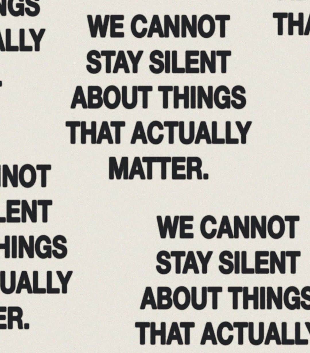 Lauren Elizabethのインスタグラム：「I am here. I am not going to be silent. I have not stopped thinking about #georgefloyd for one minute to the point where its all now in my dreams all night. I have never posted a “static post” about issues I firmly believe in. But that ends today. I recognize my privilege every day. If I’ve learned one thing from being on the internet, it’s to use this platform for good. I do not take my social responsibility lightly and will use my voice on Instagram. Racism has been happening and with these platforms is now being filmed. We need to open our eyes. We need to look inward and take on the responsibility to not be complacent with how we were raised. It is uncomfortable and not easy. But it is the right thing to do. Be ANTI racist. Do it for that little girl you’ve seen circulating social media begging you to not treat her differently because of her skin color. Be an ally. You were not born a racist and i believe in you to learn and unlearn what you might have been taught You CAN be apart of the change in your everyday life. Today and everyday. Pause. Think. Really think, if it were YOU what kind of justice would you fight for. NON VIOLENTLY. “If you are neutral in situations of injustice you have chosen the side of the oppressor” - Desmond Tutu 🖤 I believe in God, I believe he created us all to love each other, I will continue to pray and fight for change every single day. #BLACKLIVESMATTER」