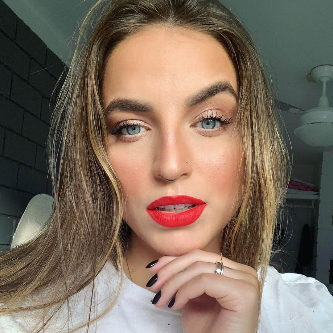 Bruna Unzuetaのインスタグラム：「Pronta pra ficar em casa rolando o feed do insta」