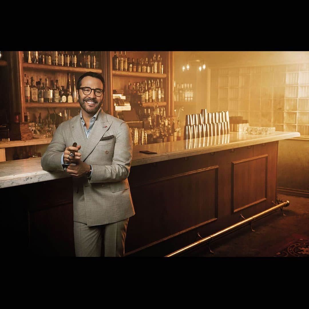 ジェレミー・ピヴェンのインスタグラム：「I’ve been standing here for 9 weeks waiting to have an adult beverage . As we reenter let’s not try to make up for lost time you guys…  Be kind , respectful and let’s have some empathy for each other! thanks @cigaraficionado for the pic」