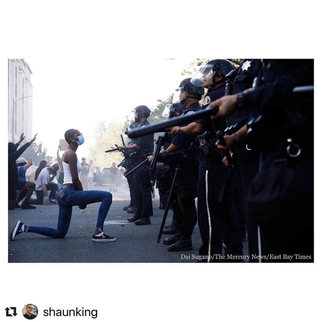 ロッチェル・エイツのインスタグラム：「Wow. Our brothers and sisters are so brave! We’ve had enough! #Repost @shaunking with @make_repost ・・・ Powerful. This iconic image, of a brave young Black woman taking a knee at the feet of a heavily armed police force, was taken yesterday in San Jose. ⁣ ⁣ Repost from photojournalist @daisugano⁣ ・・・⁣ A protester takes a knee during a #SanJose protest on Friday after #GeorgeFloyd's death in #Minneapolis #GeorgeFloydprotest⁣ On assignment for @mercnews @ebtimes」