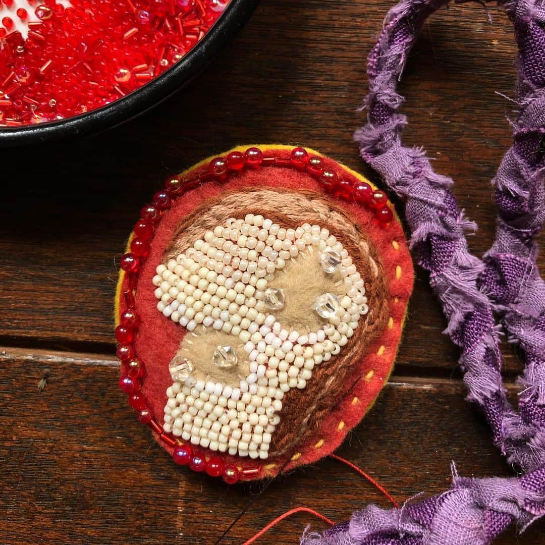 CHIPPRUSONのインスタグラム：「食パンの刺繍🍞一年近く放置してしまったやりかけの刺繍の続きを、パン作りの合間にチマチマと。最近首が痛いので長くはできないけれど、そろそろ終わりが見えているので安心だわ。小さな頃に集めたビーズやフェルトなど、あるものをメインにリサイクルブローチ。普段身につけるのは無地が多いので、バッグや雑貨は派手目ぐらいでちょうどいい。カンパーニュ、バゲット、食パンの3個目。バゲットのピンブローチは使い倒して無くしてしまった。いろんなパンを刺してみたい。」