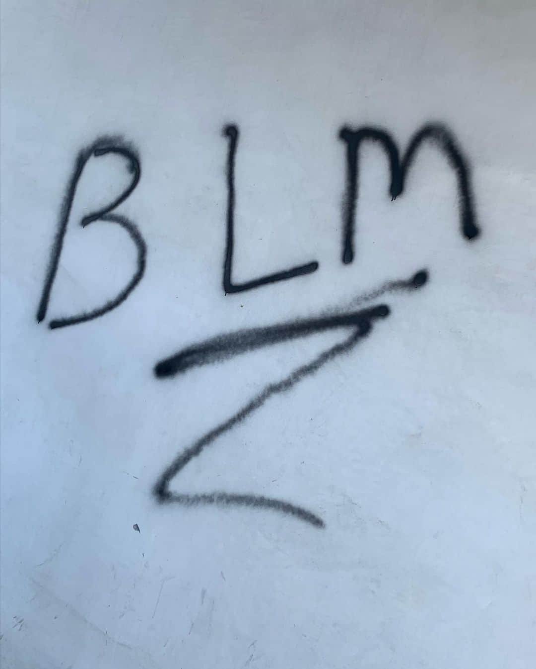 Ai Shimatsuさんのインスタグラム写真 - (Ai ShimatsuInstagram)「#BLACKLIVESMATTER  Everyday I am listening and learning about the racism in this country because this doesn’t happen in my country. But my boyfriend is black, his families are black and I have friends who I love are black. So it is my responsibility to do research of the history and understand HOW WRONG the system of this country is. WE NEED CHANGE AND WE NEED IT NOW. I am proud to be a part of the protest marching today alongside my boyfriend. Sometimes I feel so small and powerless when the problem is so huge but today after seeing so many people coming together and fight for justice, it gave me a little bit of hope that we are not silenced and will not be . We have to keep fighting for black people. I’ll be fighting. #keepfighting  #NOJUSTICENOPEACE #justiceforgeorgefloyd #justiceforahmaudarbery #justiceforbreonnataylor #blackisbeautiful」5月31日 9時25分 - aishimatsu